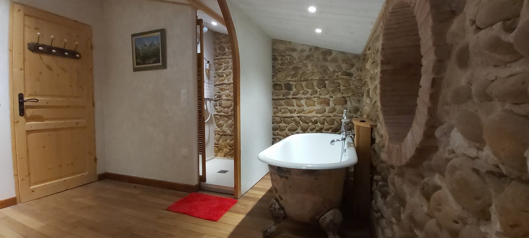 (1er étage salle de bain n° 2) Baignoire et grande douche