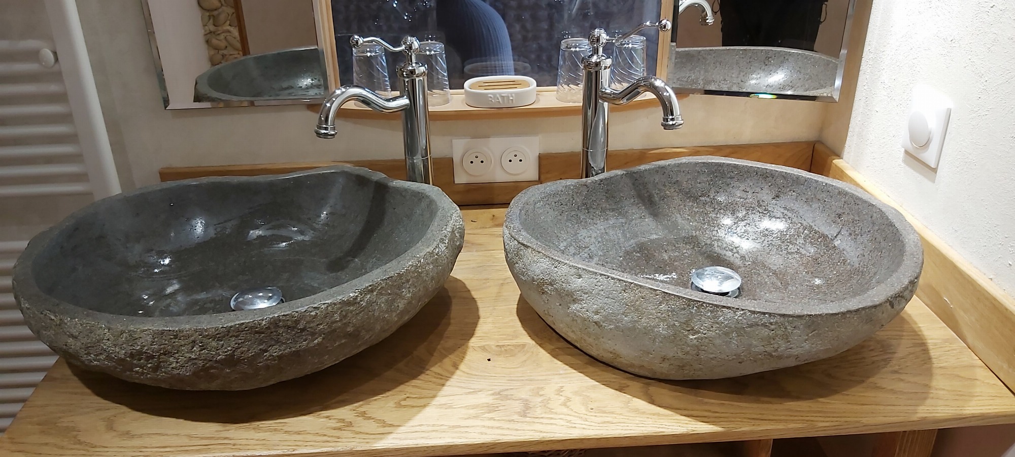 (1er étage salle de bain n° 2) Double vasques en pierre