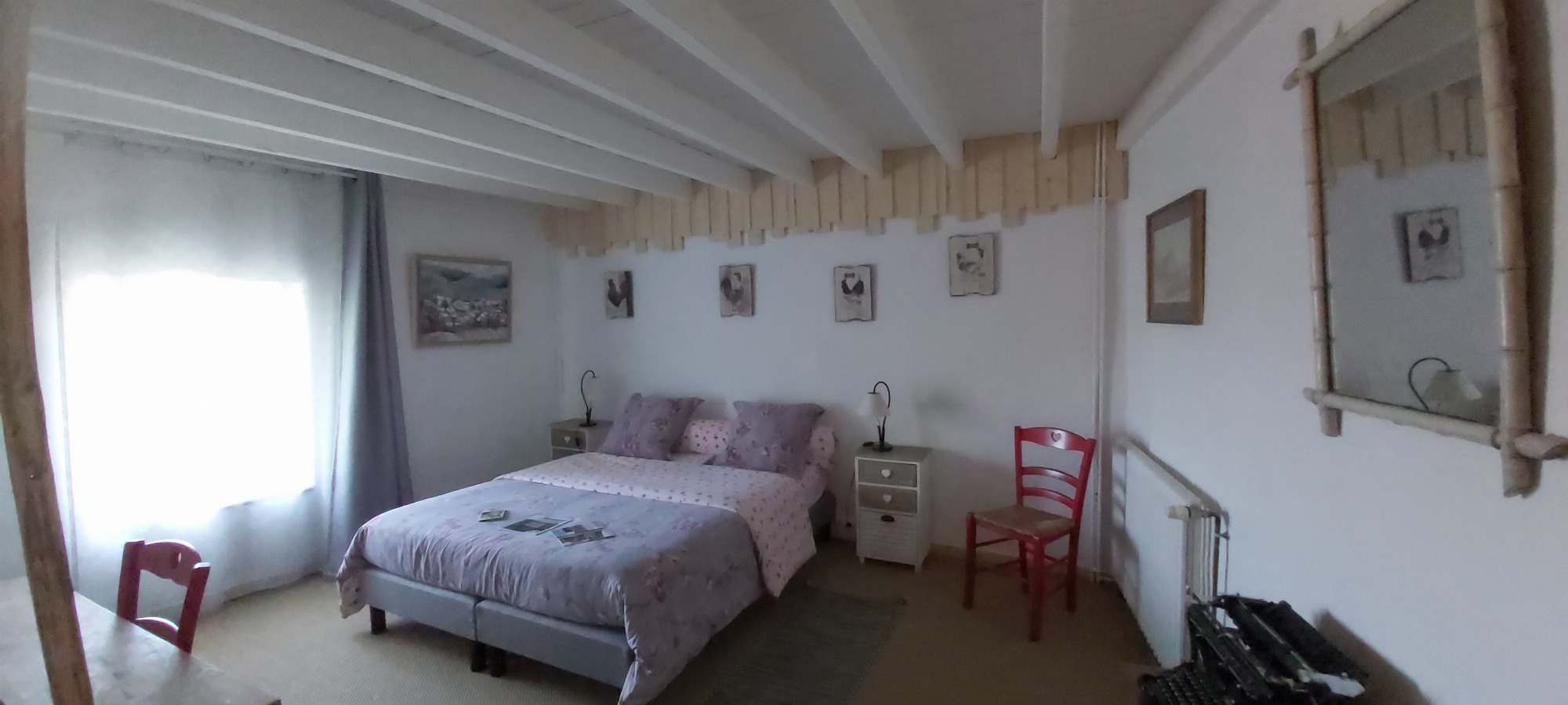 (1er étage chambre n° 4) Grande chambre parentale avec vue montagnes... Literie haut de gamme 160 x 200.