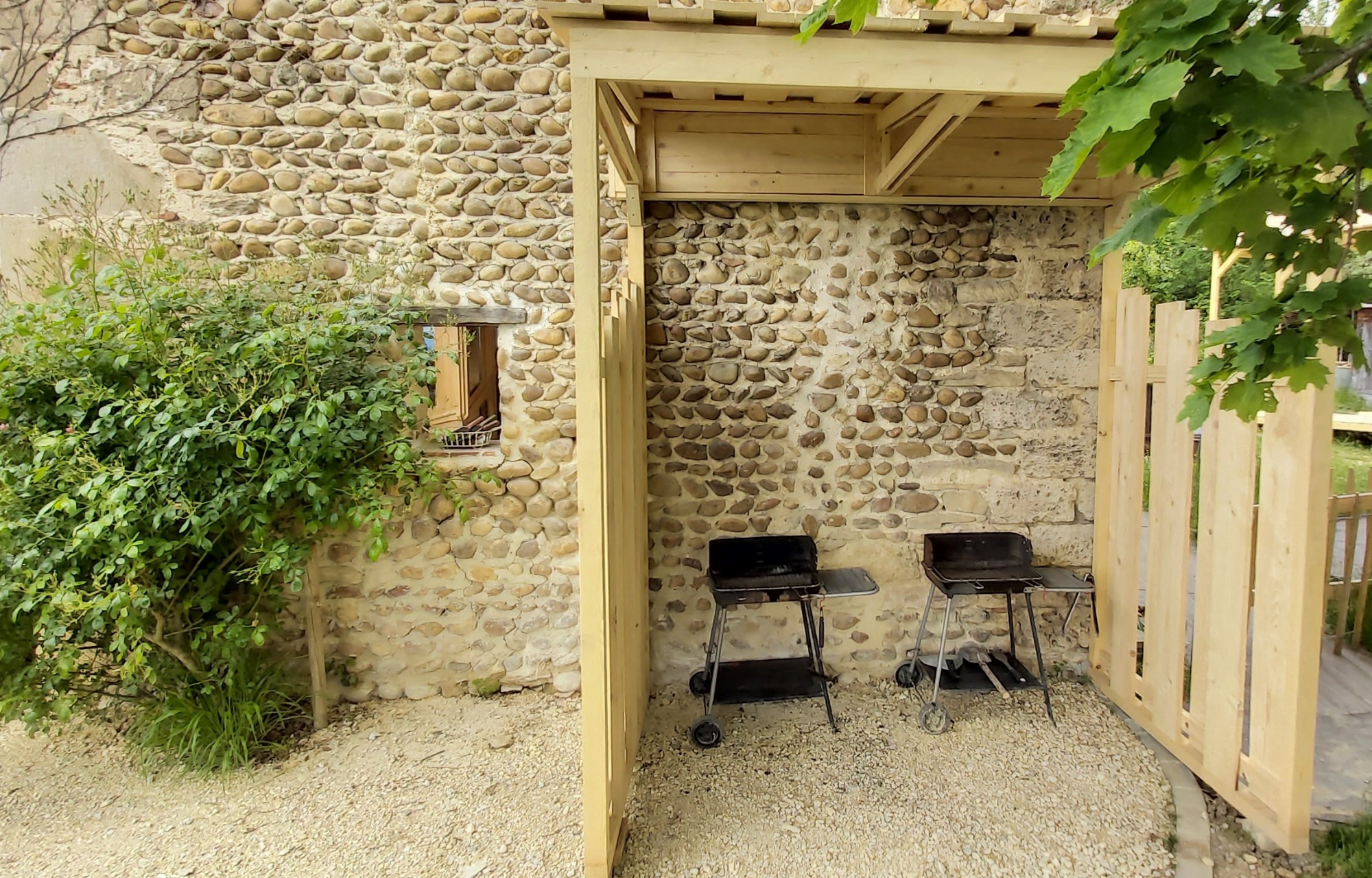Abri barbecues à votre entière disposition.