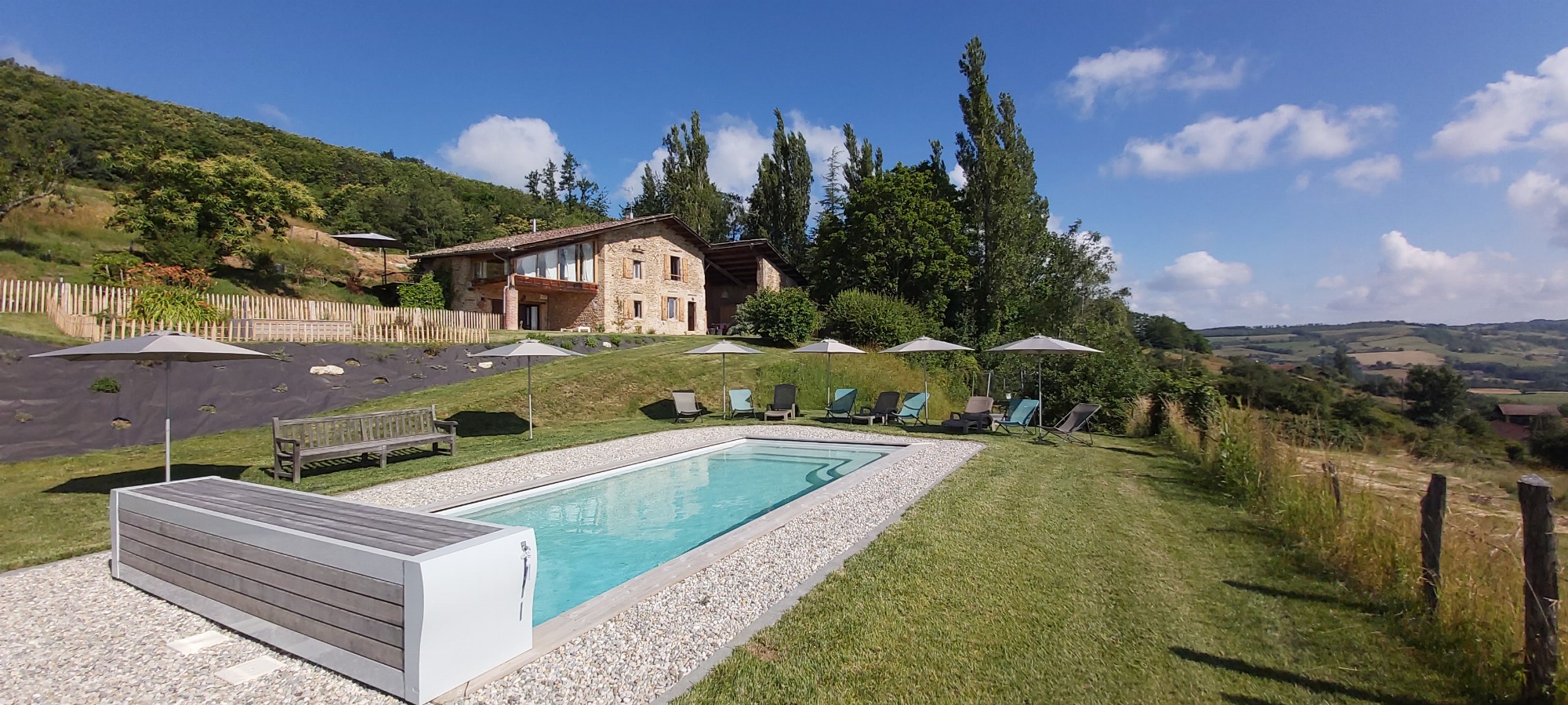 Piscine chauffée et sécurisée par volet roulant électrique
