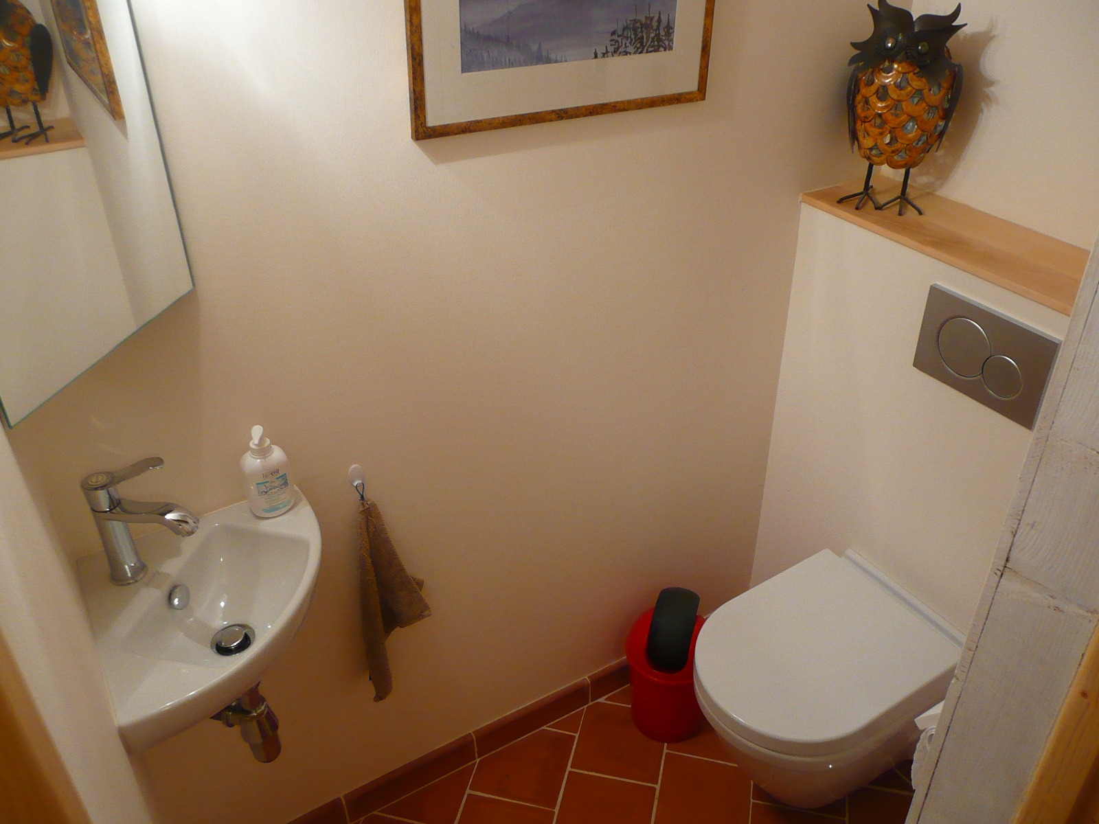 RDC. Toilette séparée avec lave mains.