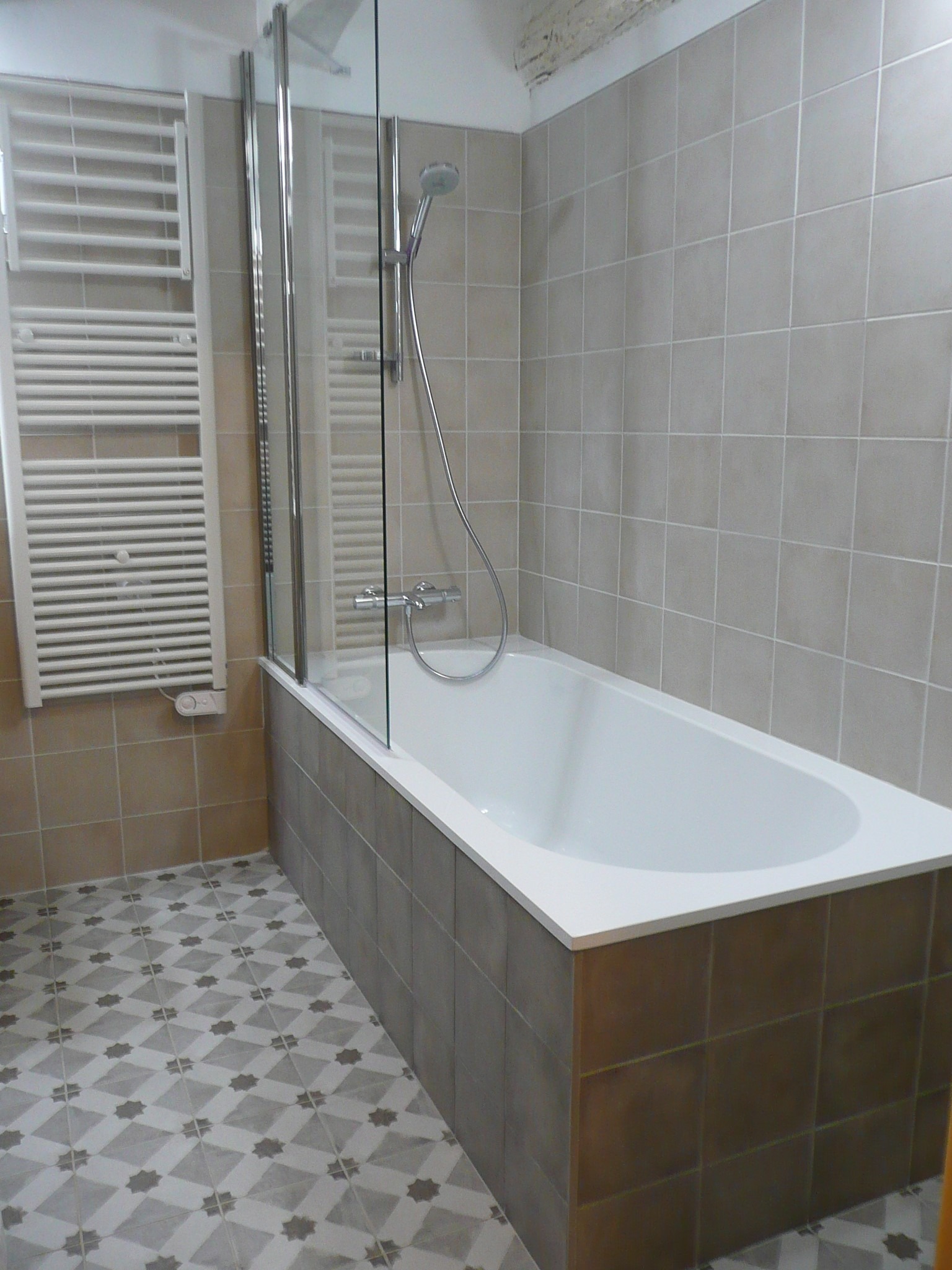 (RDC salle de bains n° 1) Grande baignoire keen size !!