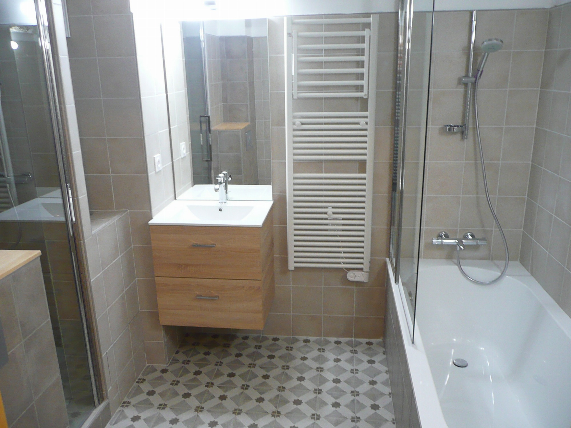 (RDC salle de bains n° 1) Salle de bains très grand confort