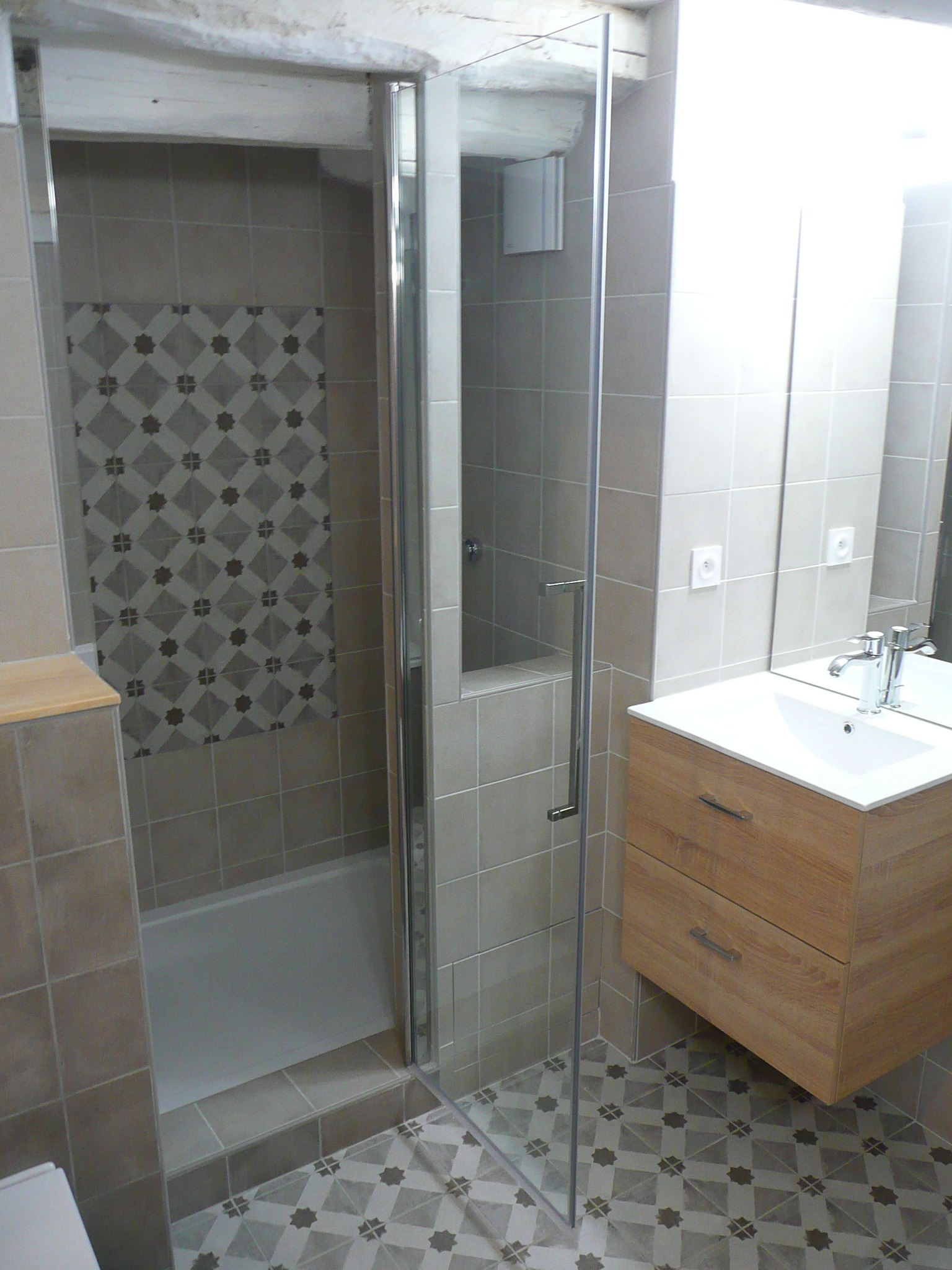 (RDC salle de bains n° 1) Très grande douche double.