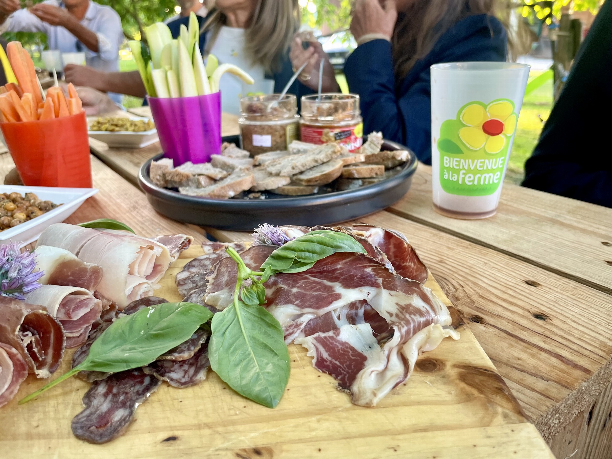 Plateau de charcuterie lors d'une soirée gourmande sous les noyers