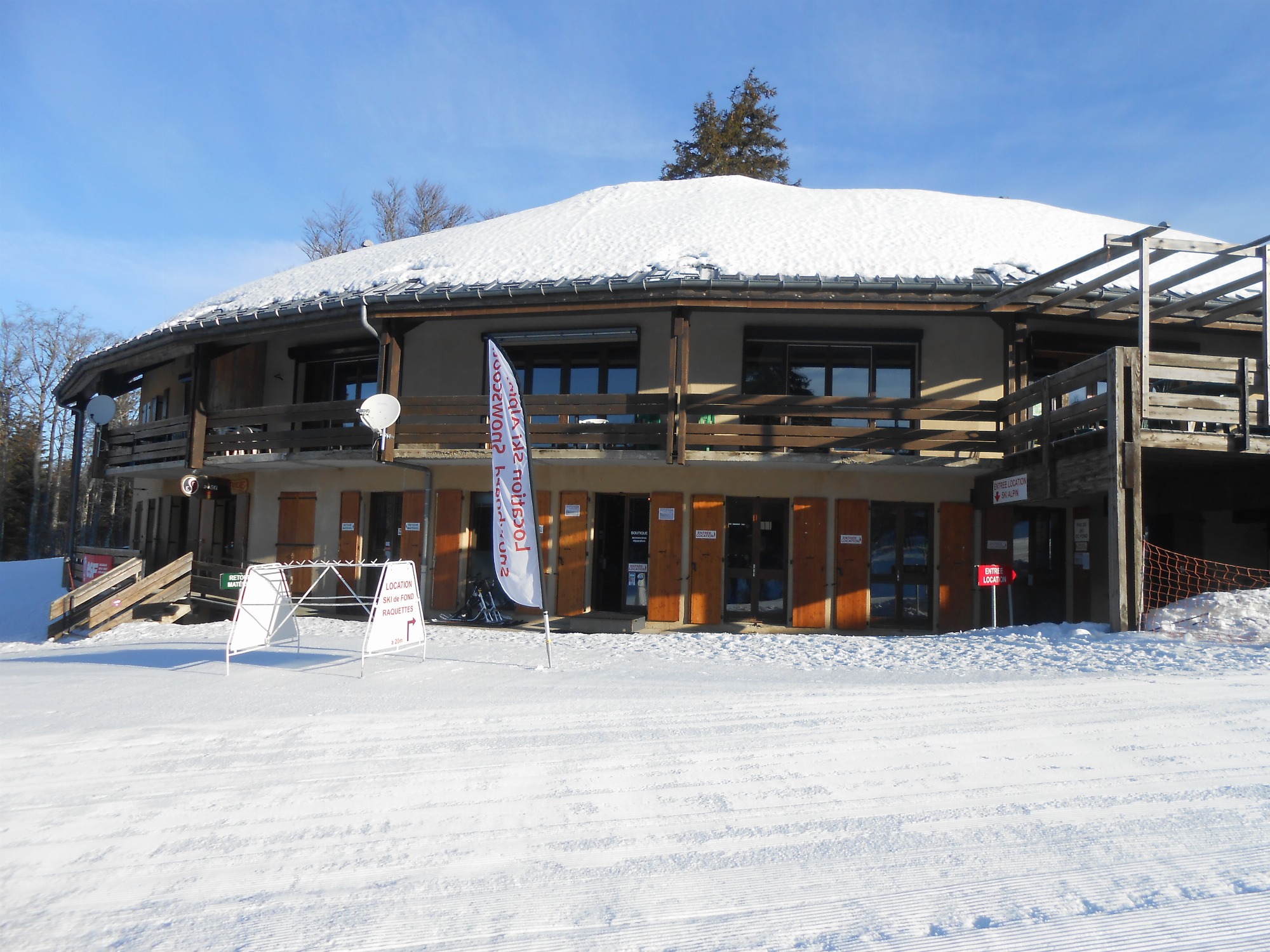 Façade extérieure du magasin de locaion de ski alpin en hiver.