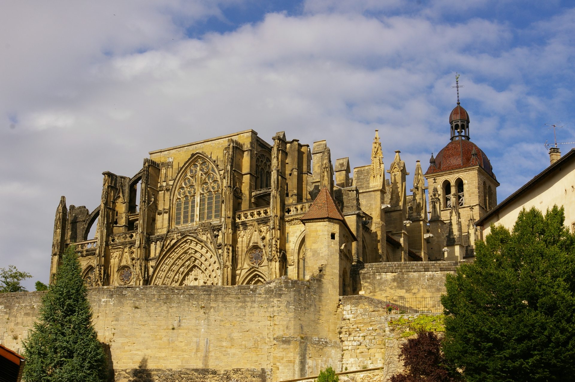 Panorama sur la façade de l'église abbatiale de saint-antoine-l'abbaye