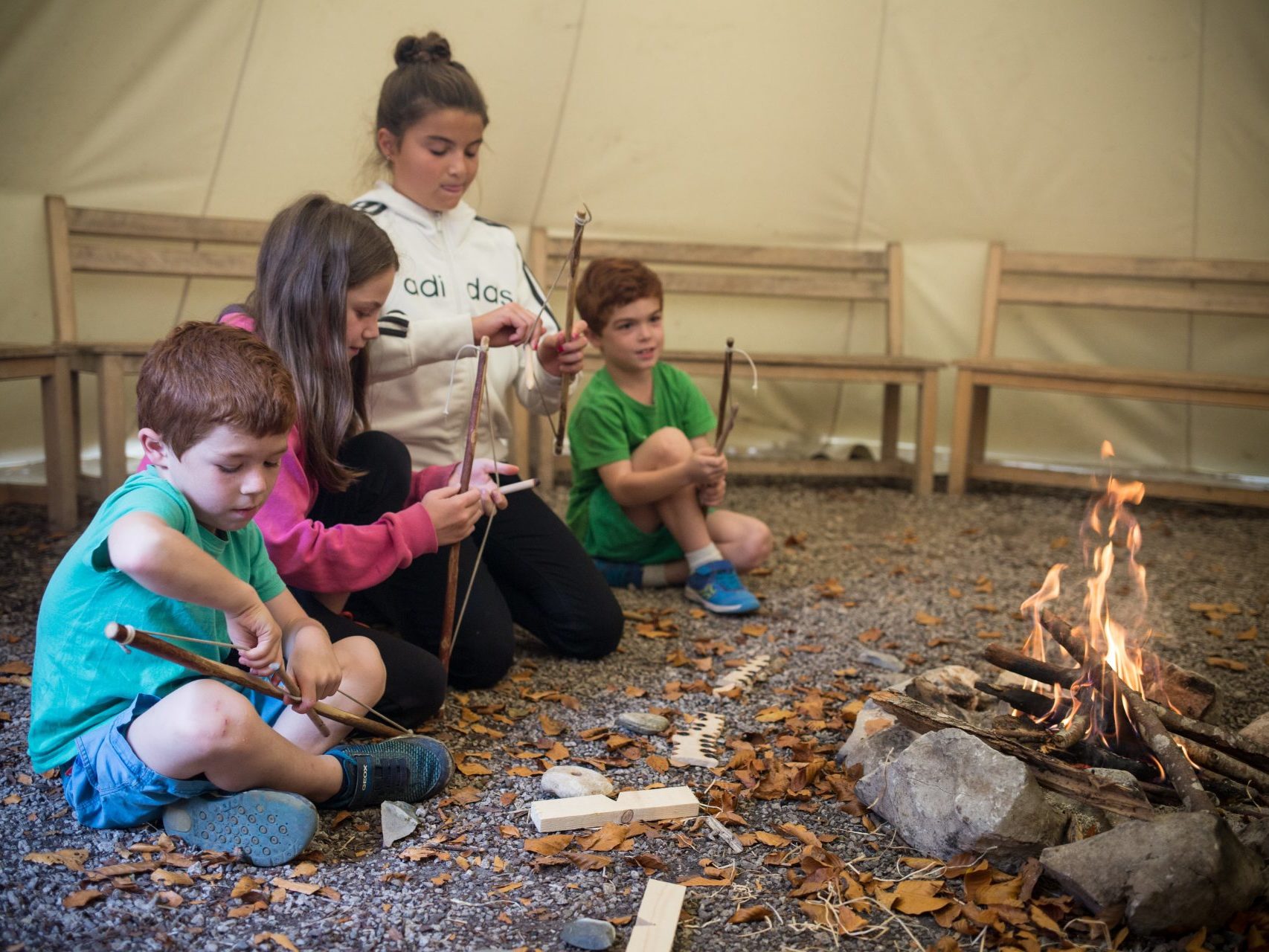 Atelier feu pour les enfants au musée de la préhistoire du vercors à Vassieux-en-Vercors