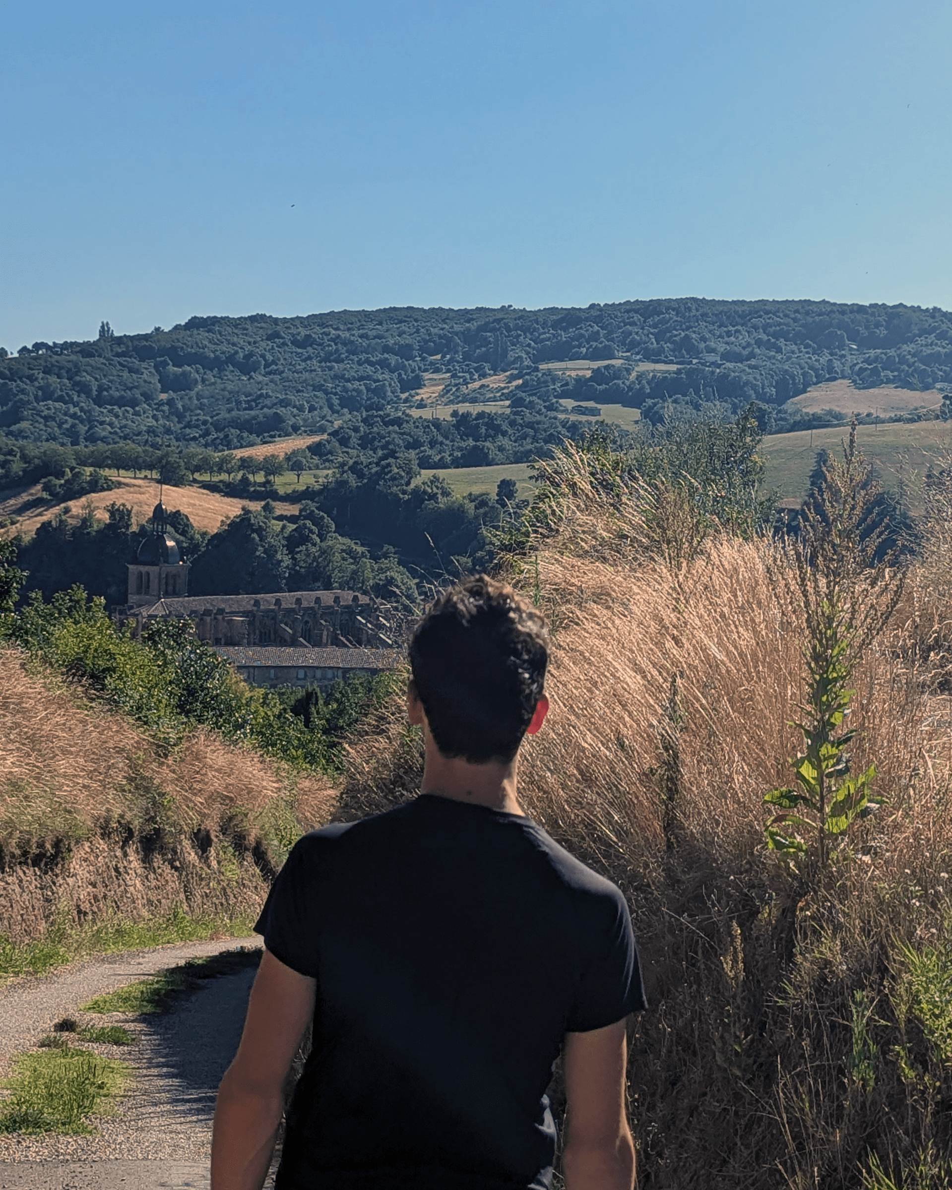 Man wandelend boven Saint-Antoine-l'Abbaye