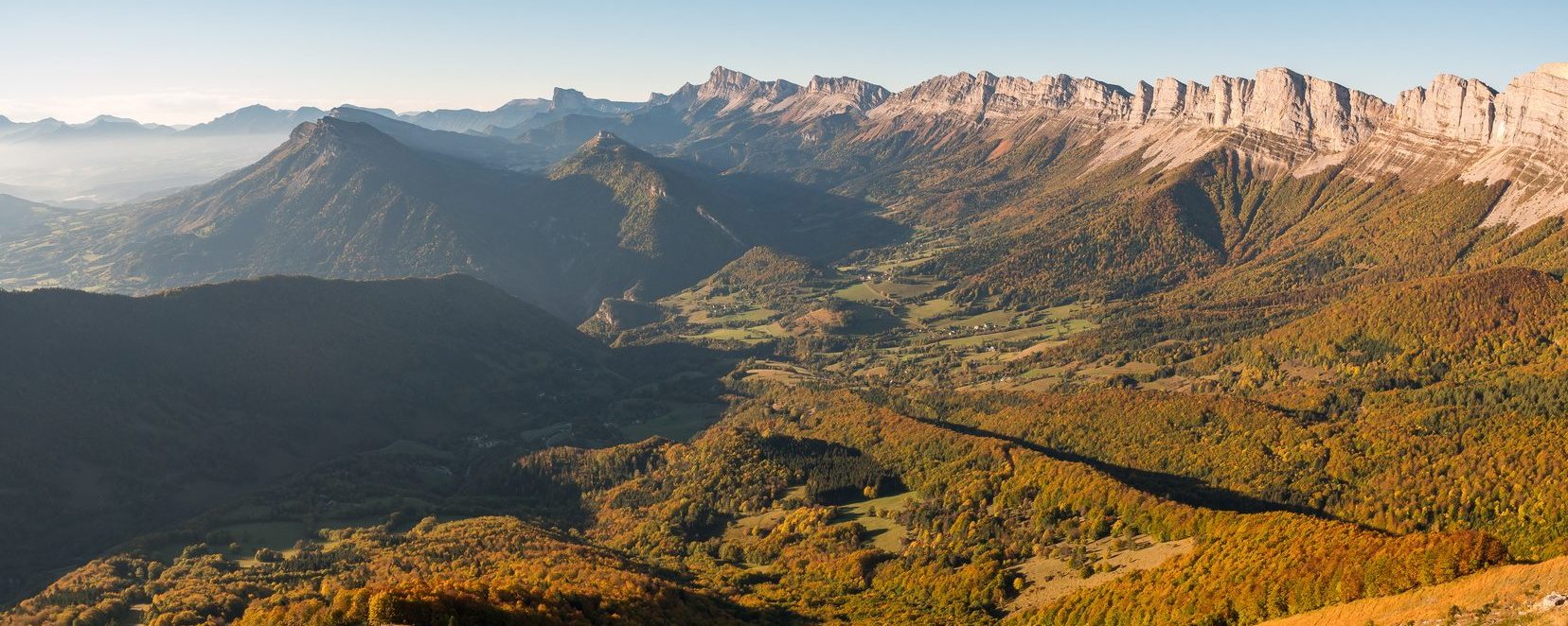 Panorama sur les sommets du Vercors Trièves à l'automne dans les montagnes