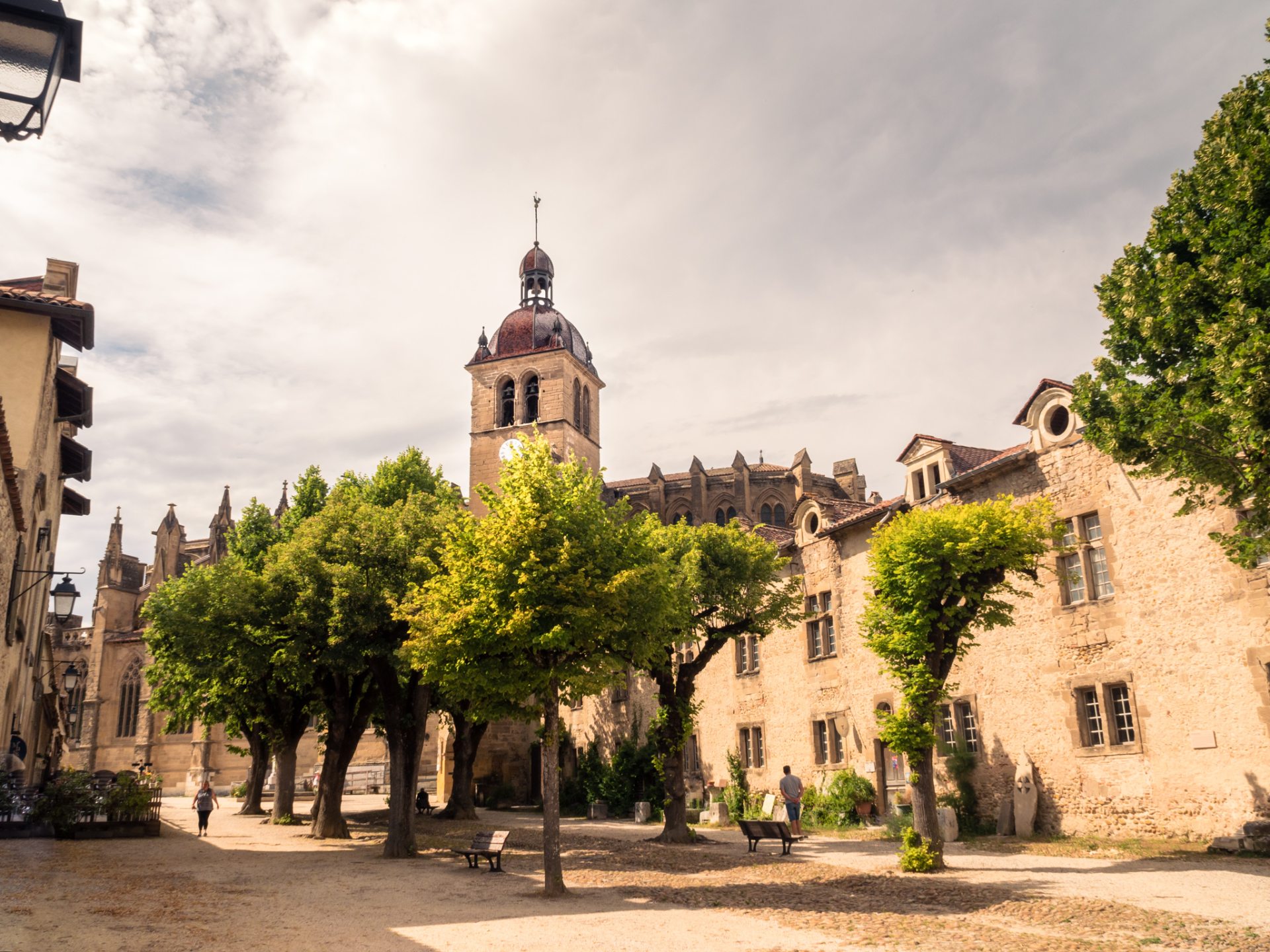 Grande cour et église abbatiale de Saint-Antoine-l'Abbaye
