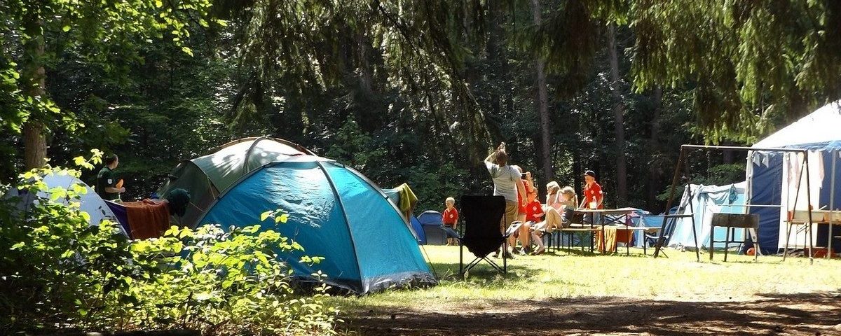 Famille profitant d'un séjour en camping sur le territoire Saint-Marcellin Vercors Isère