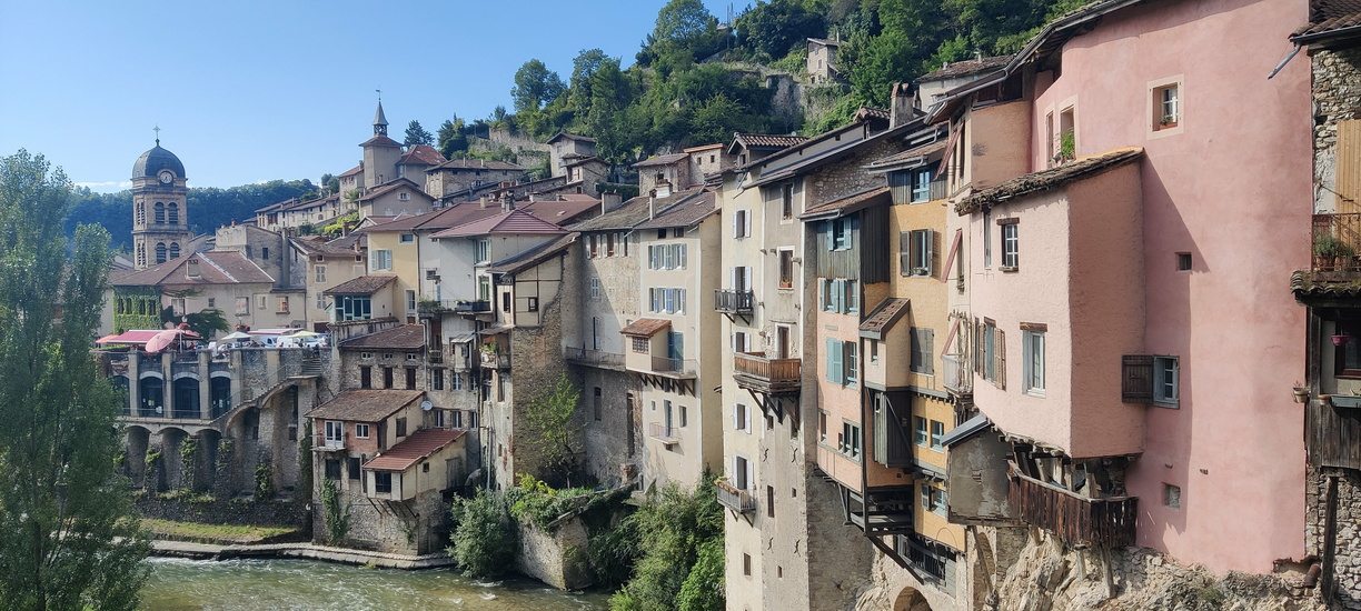 Maisons suspendues de Pont-en-Royans au-dessus de la Bourne