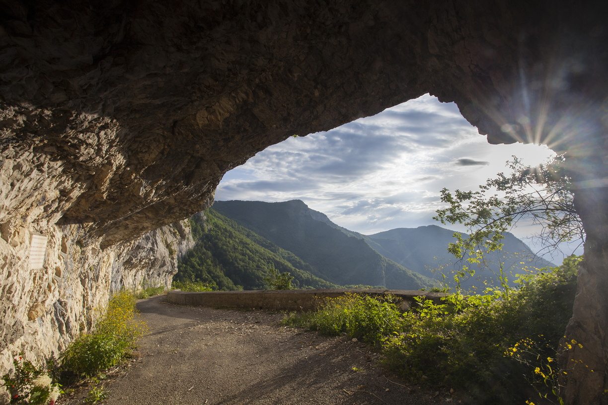 Tunnel dans la route des Ecouges de Saint-Gervais à Rencurel dans le Vercors
