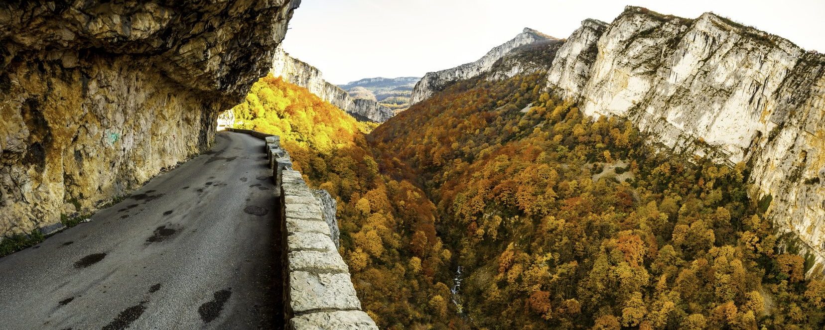 Route des Gorges du Nan dans le Vercors à l'automne