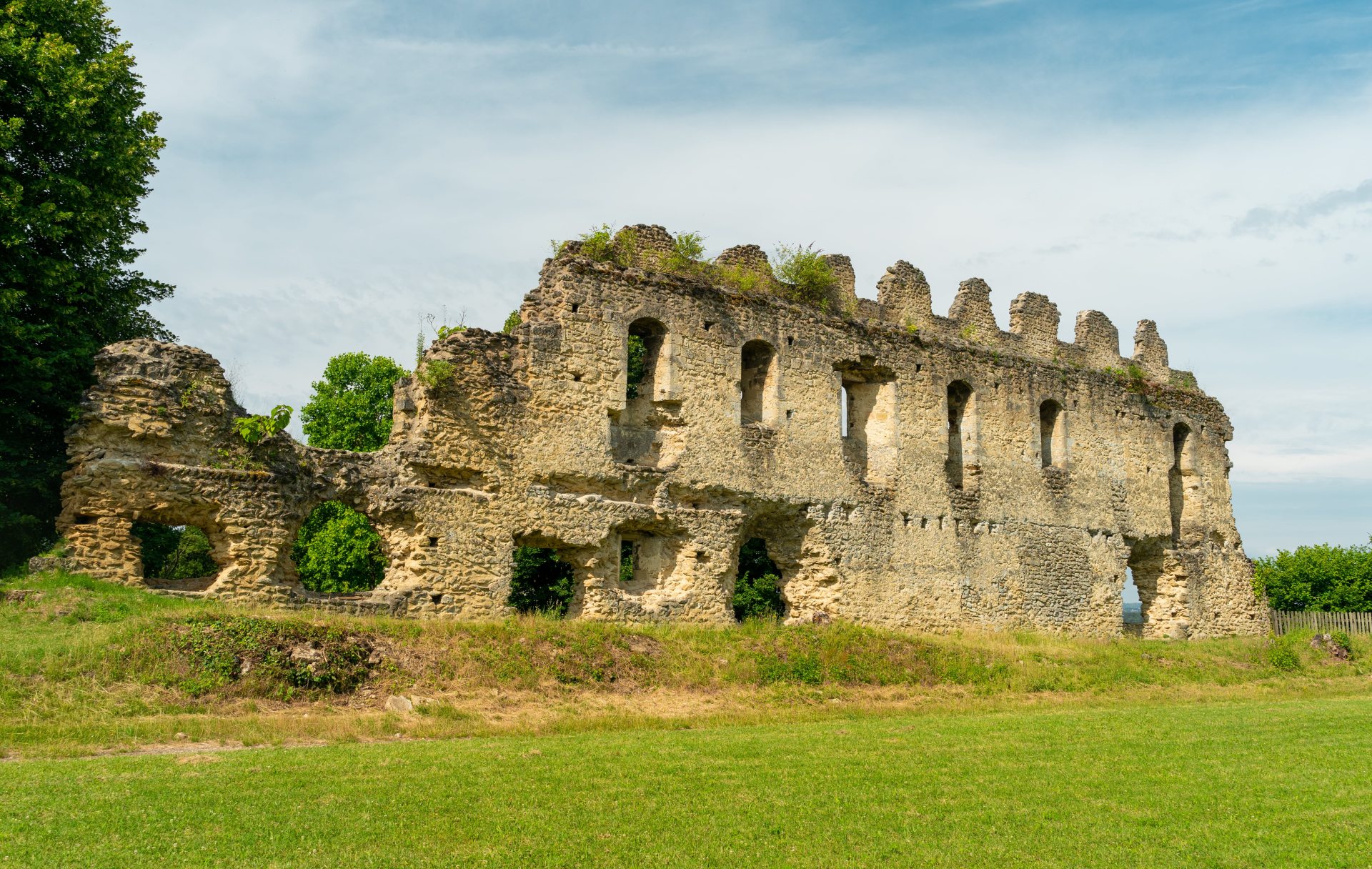 Ruine et vestiges sur le parvis du couvent des carmes