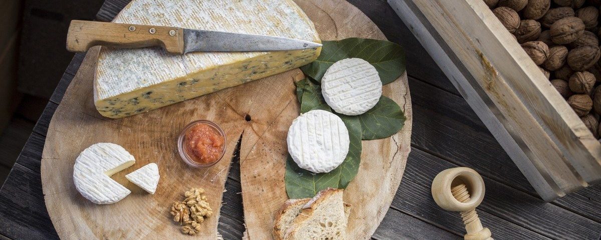 Plateau de fromage avec du Saint-Marcellin IGP, du Bleu du Vercors Sassenage AOP et de la noix de Grenoble AOP
