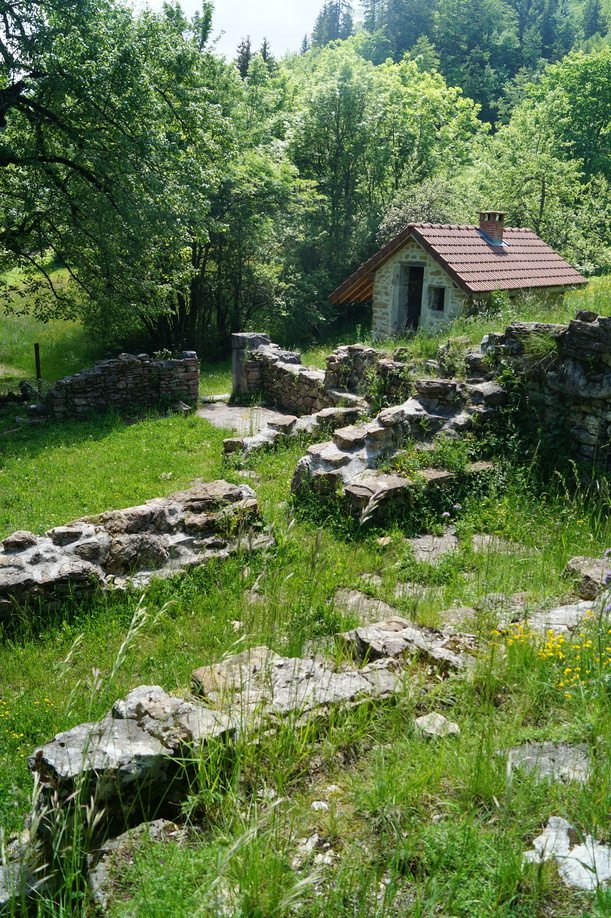 Four à pain et patrimoine en ruines dans l'espace naturel sensible des Rimets à Rencurel Vercors Coulmes