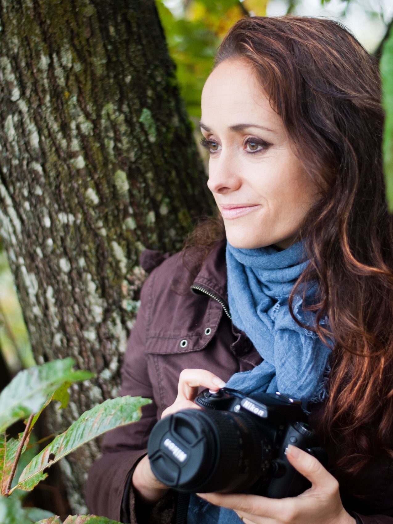 femme photographe en forêt