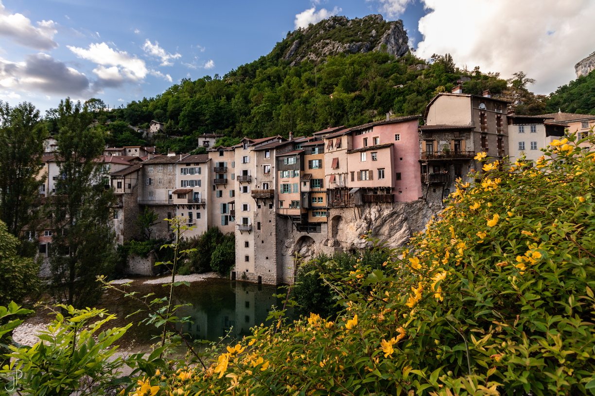 Vue panoramique village Pont-en-Royans et ses maisons suspendues