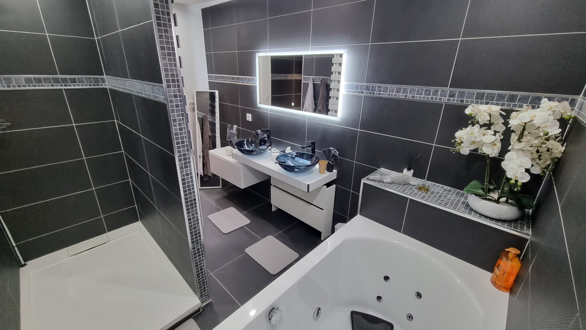 salle de bain balnéo spa de luxe dans la maison d'hôtes la romanetière à saint-quentin-sur-isère au pied du vercors