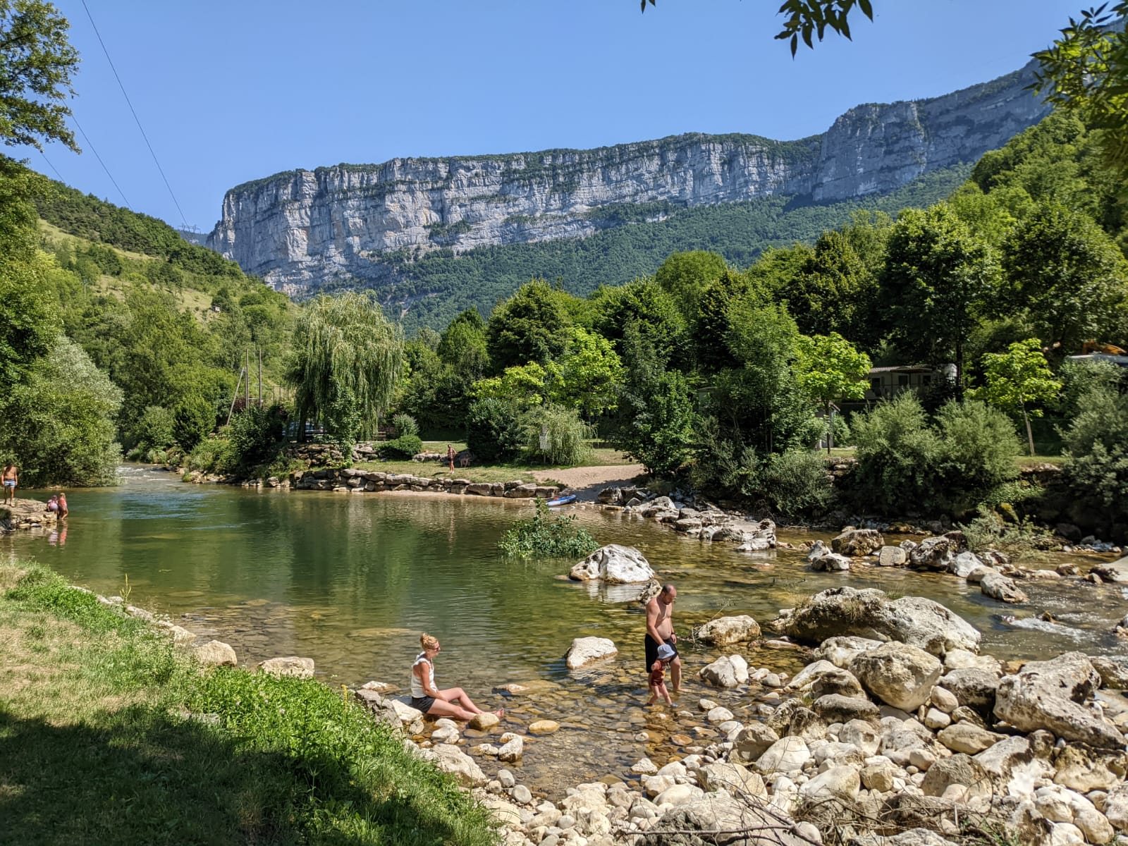 Famille qui se baigne dans La Bourne à Chroranche