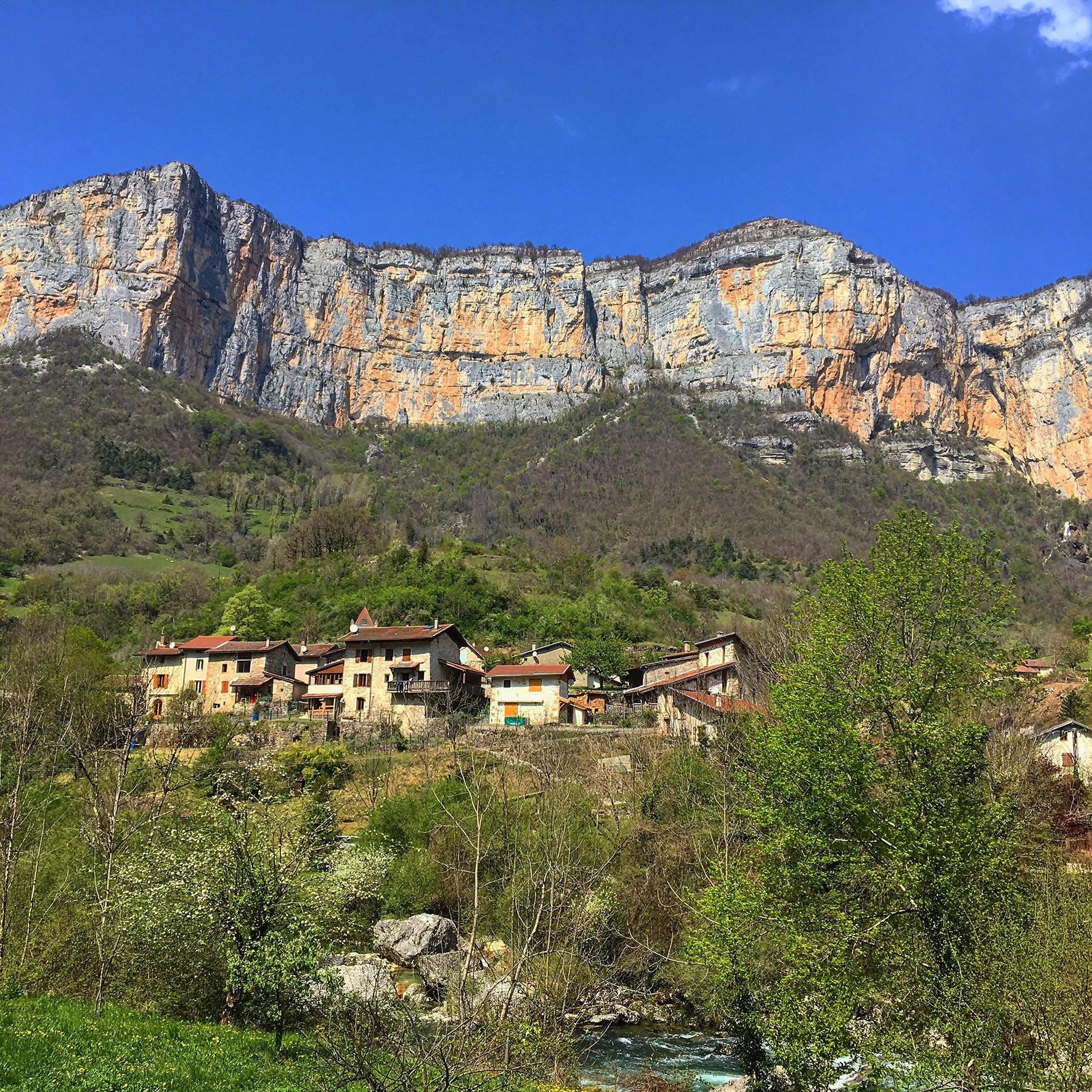 Choranche, petit village du Vercors niché au pied des falaises de Presles