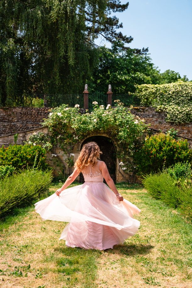 jeune fille en train de profiter des jardins en terrasse du château de l'arthaudière à saint-bonnet-de-chavagne