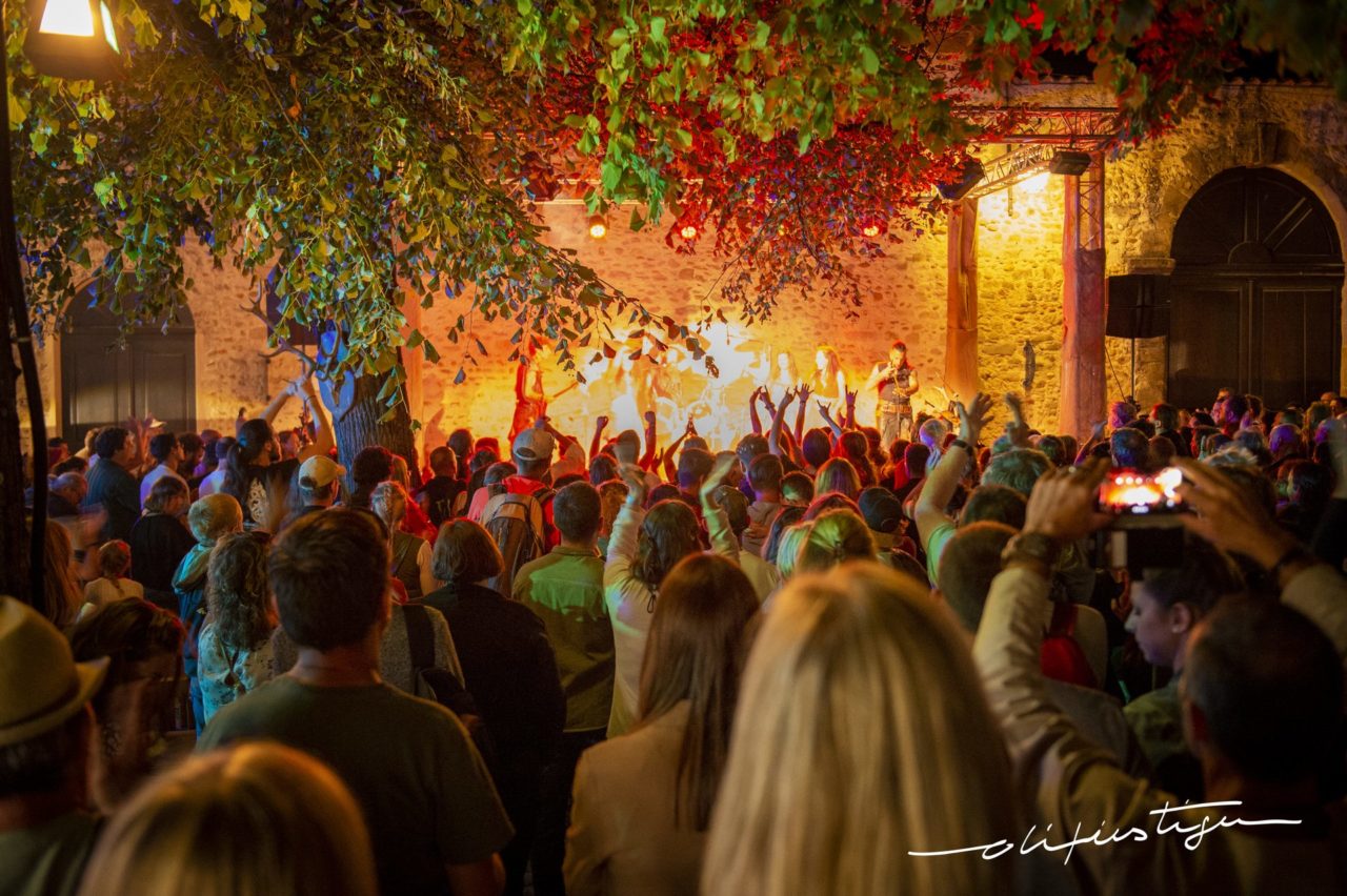 concert tanneurs de drac grande cour fête médiévale saint antoine l'abbaye