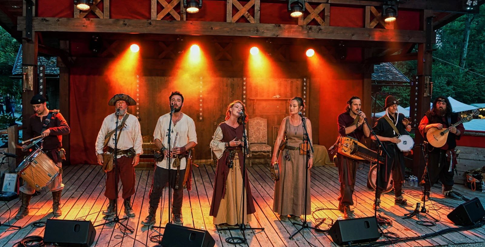 groupe de chanteurs et de danseurs sur scène