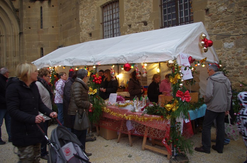 marché des artisans et producteurs au Noël des Lumières à Saint-Antoine-l'Abbaye