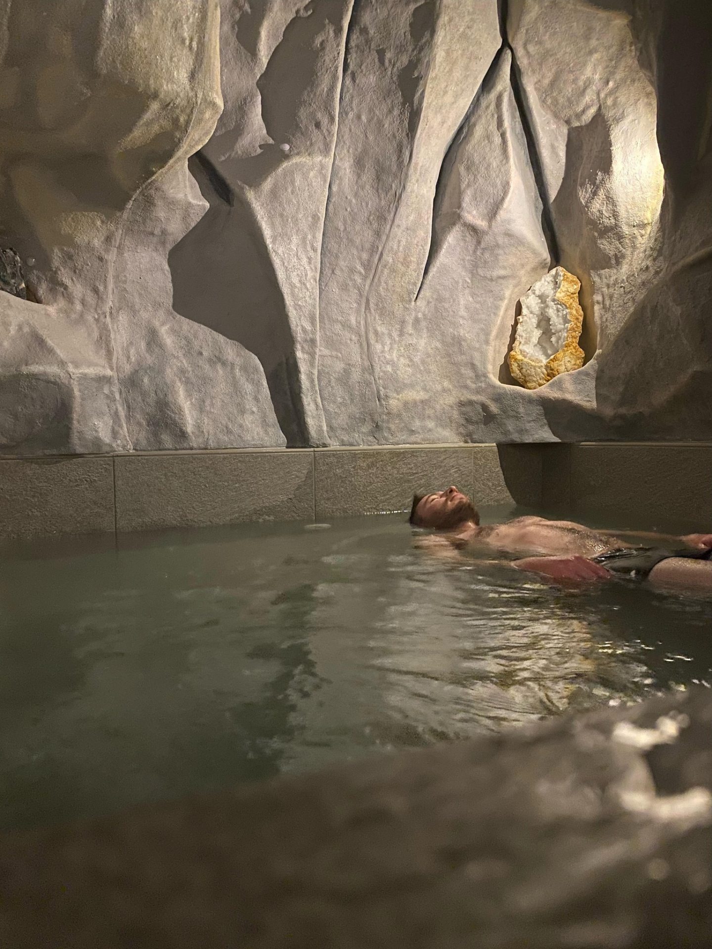 homme en train de se baigner dans une grotte de sel