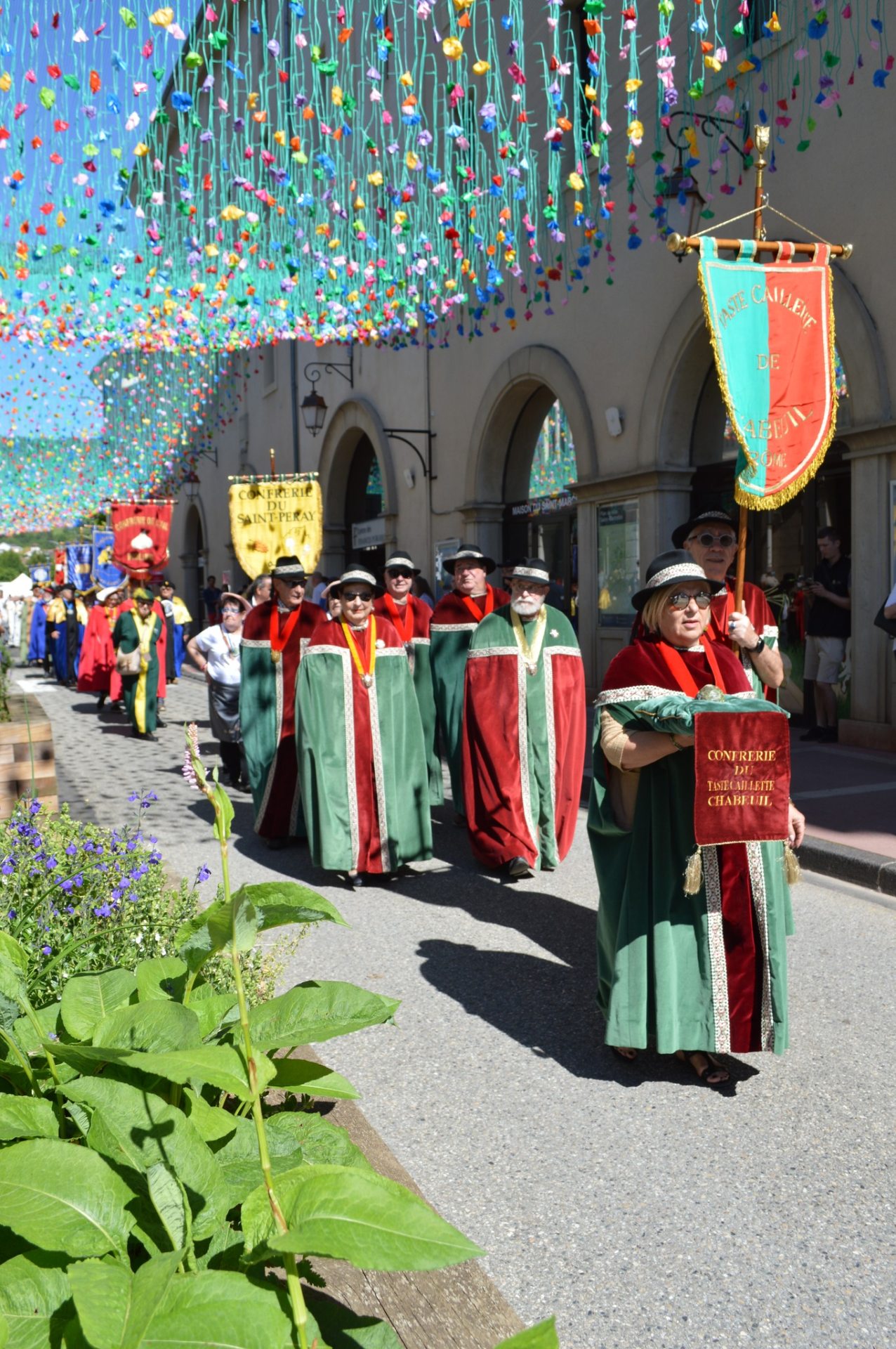 défilé des confréries lors de la fête du saint-marcellin et de la noix de grenoble