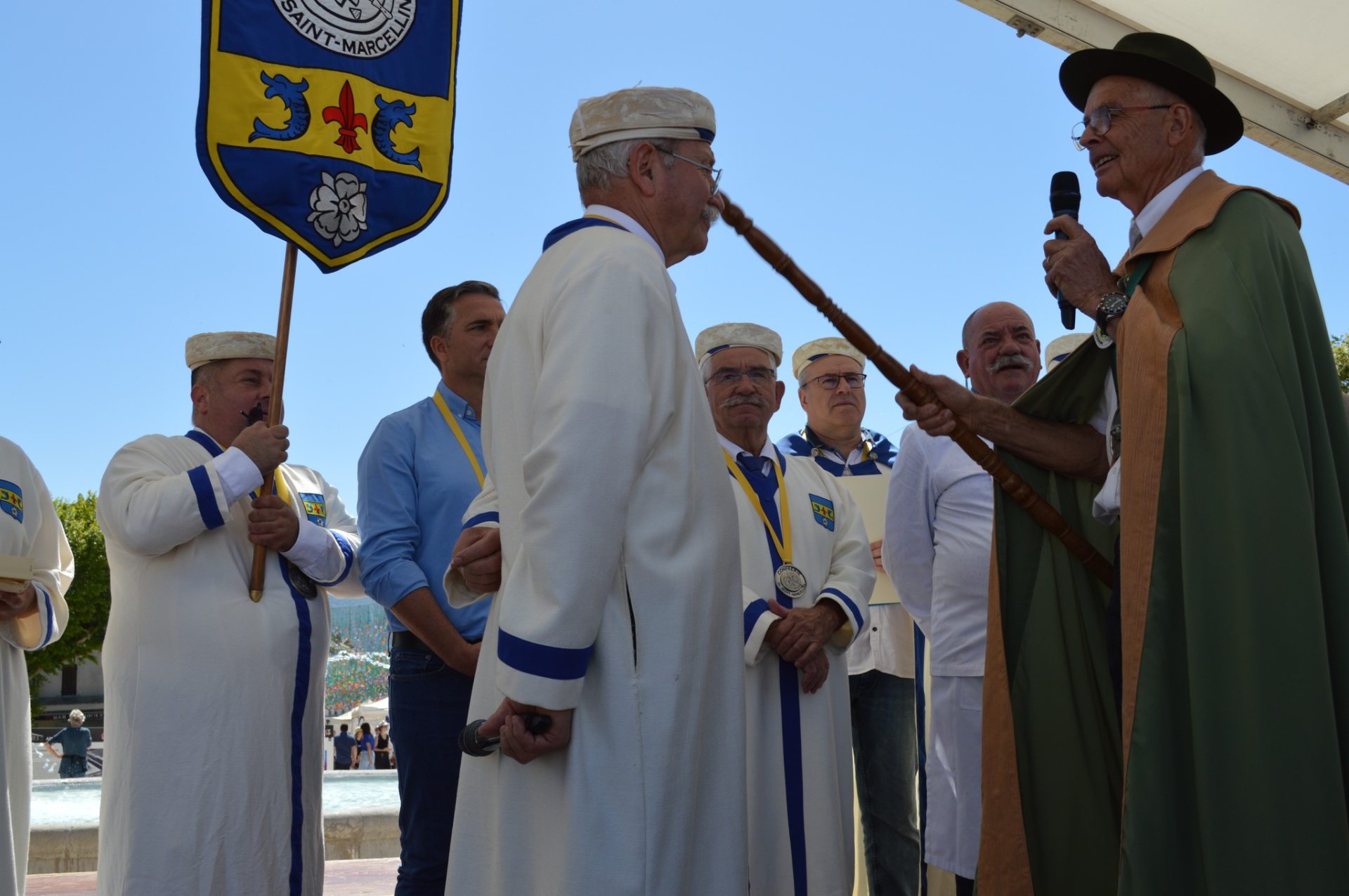 intronisation des confréries lors de la fête du saint-marcellin et de la noix de grenoble