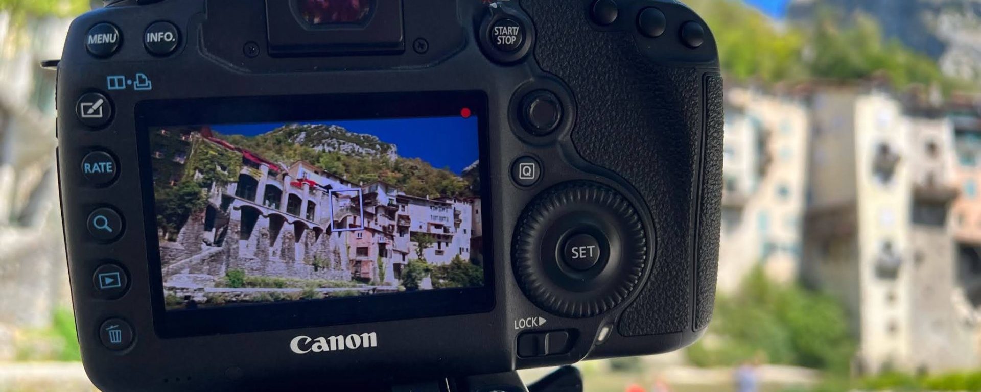 caméra en train de filmer les maisons suspendues de pont-en-royans