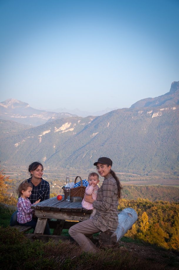 pique-nique en famille dans les chambaran face au vercors