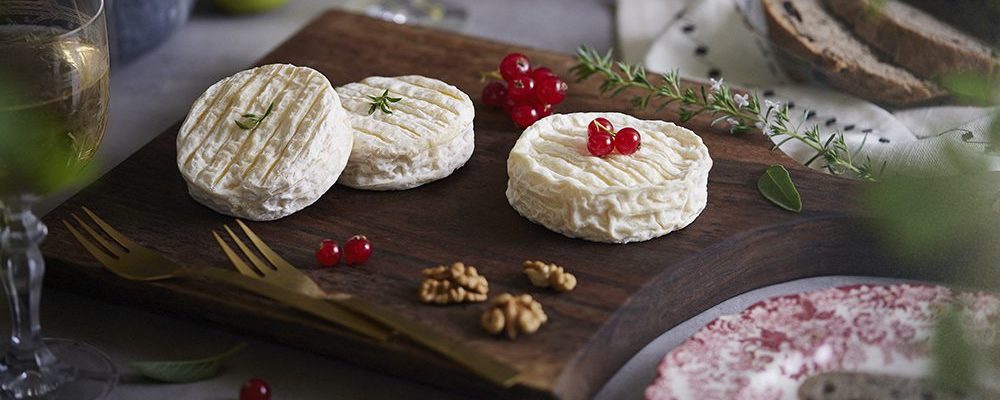 planche de produits du terroir avec fromage de saint-marcellin et de noix de grenoble