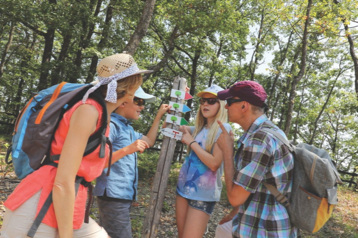 une famille en train de faire une activité d'orientation à saint-antoine-l'abbaye face au vercors en isère