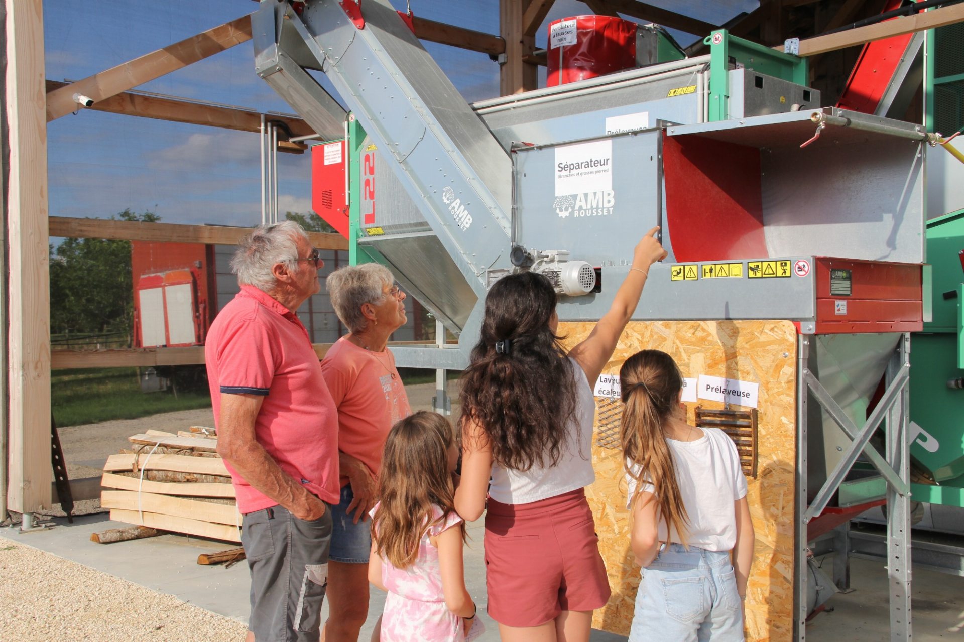 famille en train de visiter une exploitation de noix à saint-hilaire-du-rosier au pied du vercors