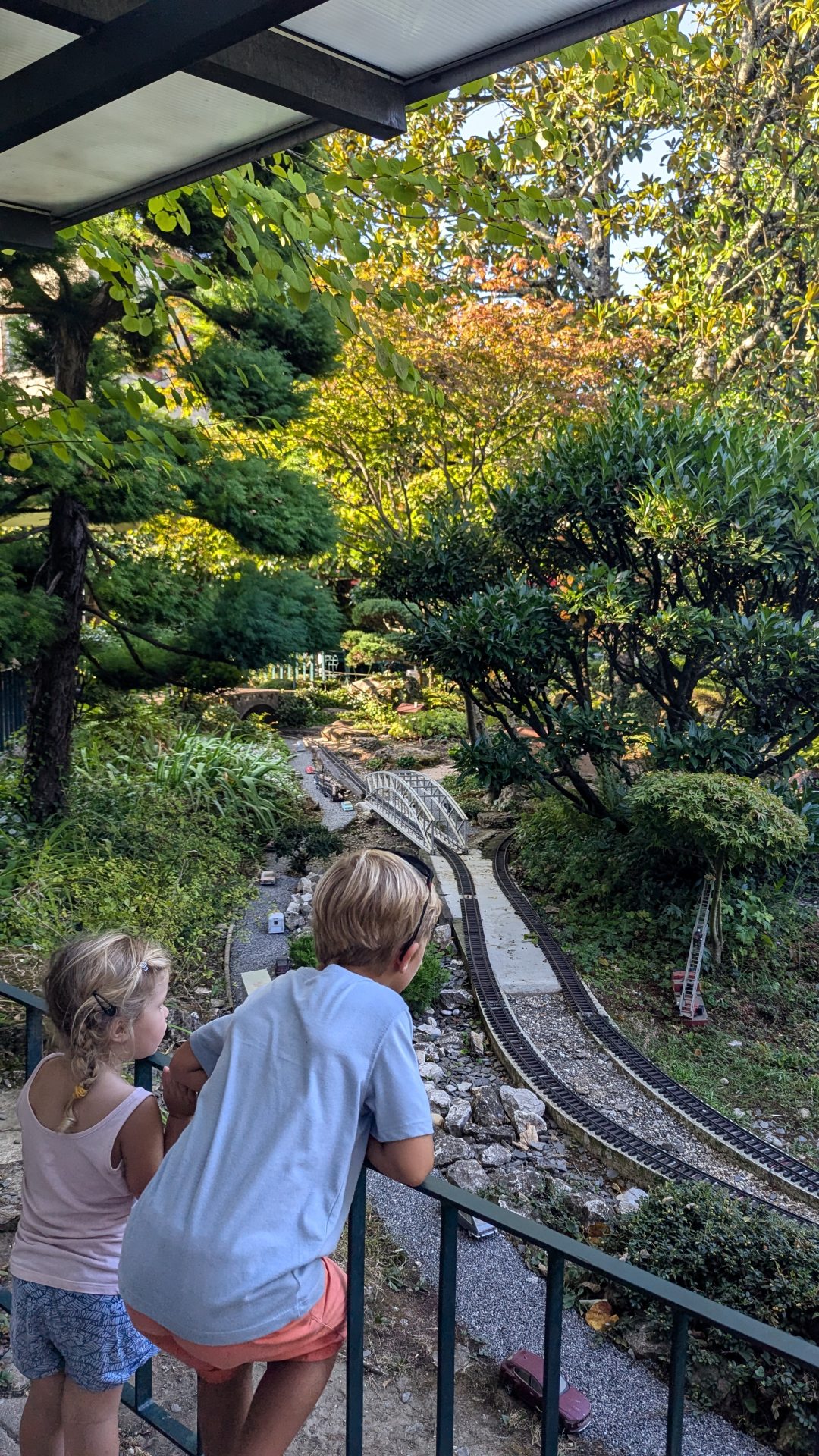 groupe d'enfants regardant le jardin ferroviaire et musical à chatte