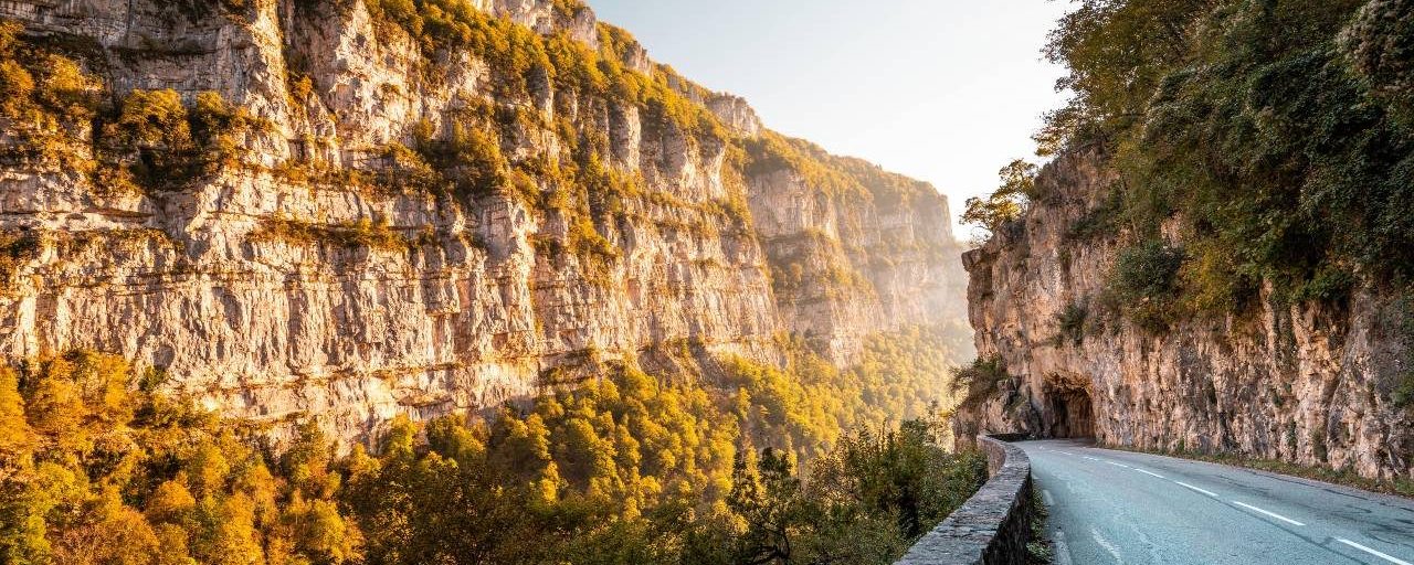 paysage de falaises et route et tunnel à encorbellement du vercors dans les gorges de la bourne