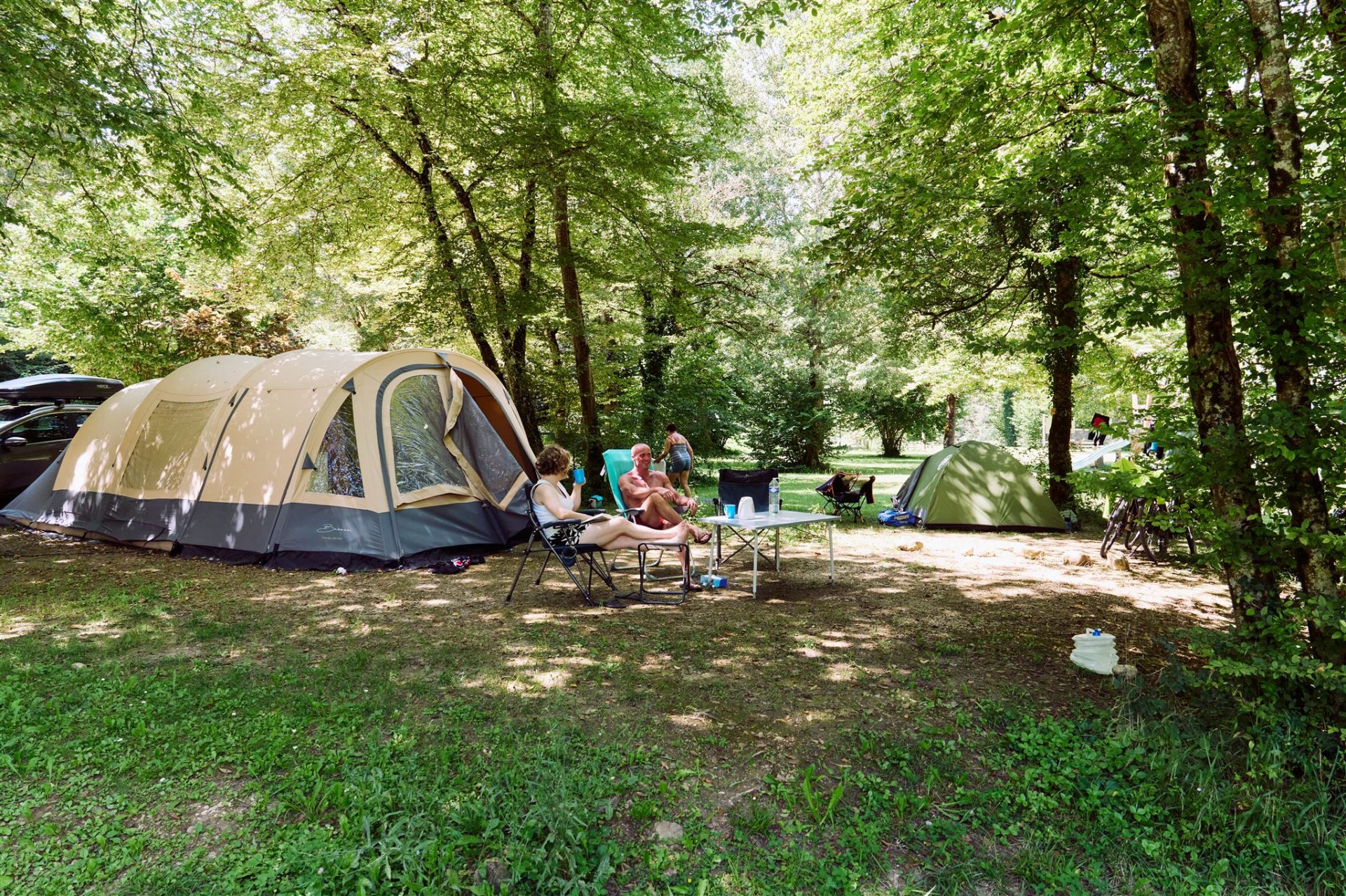 campeurs à côté de leur tente au gouffre de la croix à chatelus dans le vercors