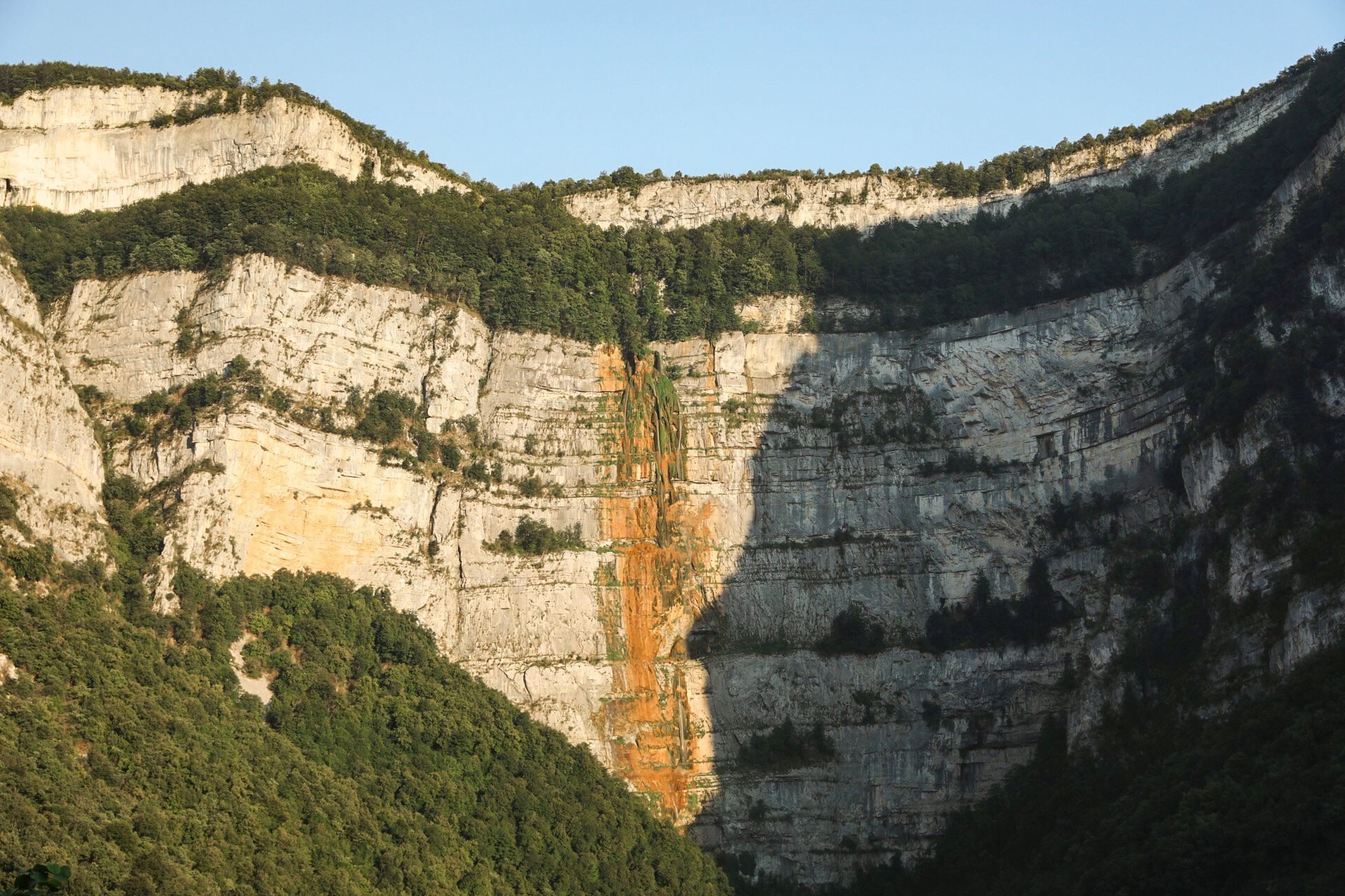 vue sur la cascade moulin marquis depuis la route des gorges de la bourne