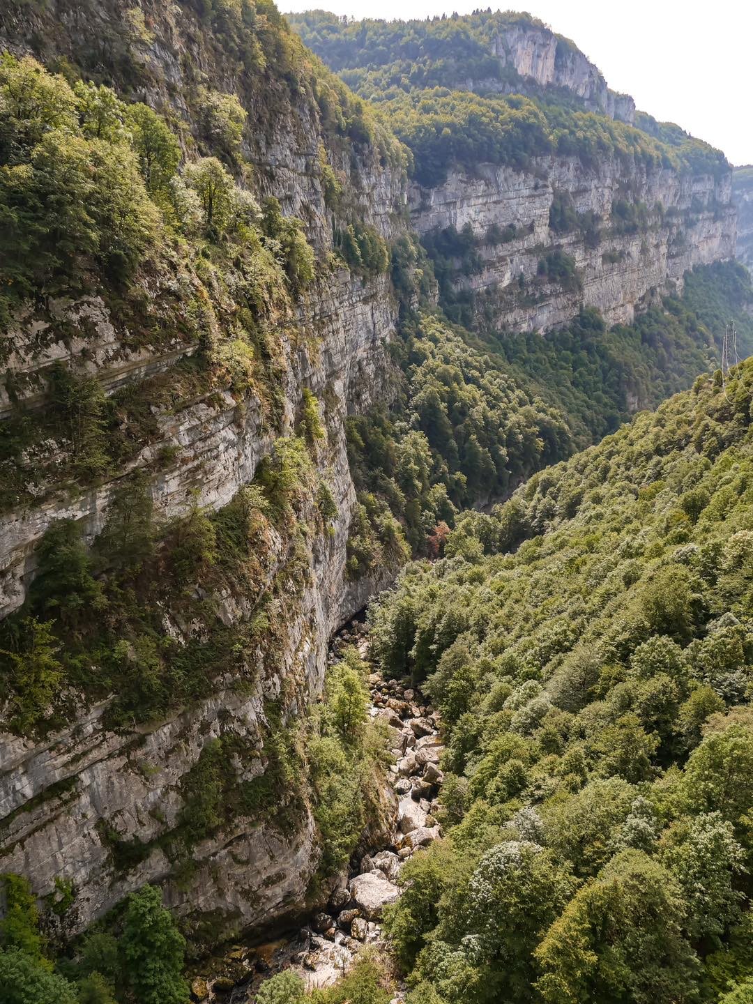 rivière de la bourne qui serpente entre les falaises du Vercors