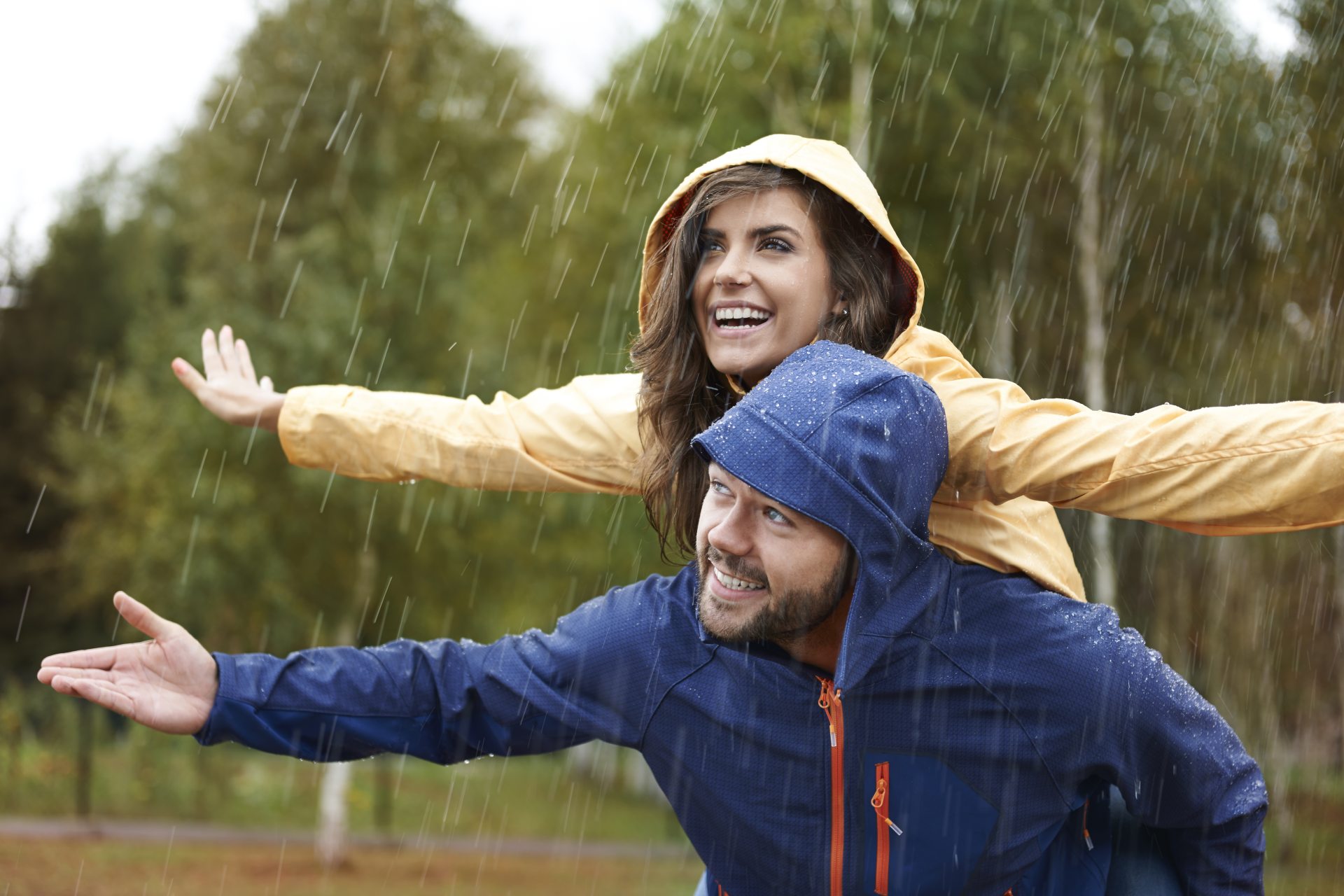 couple sous la pluie heureux