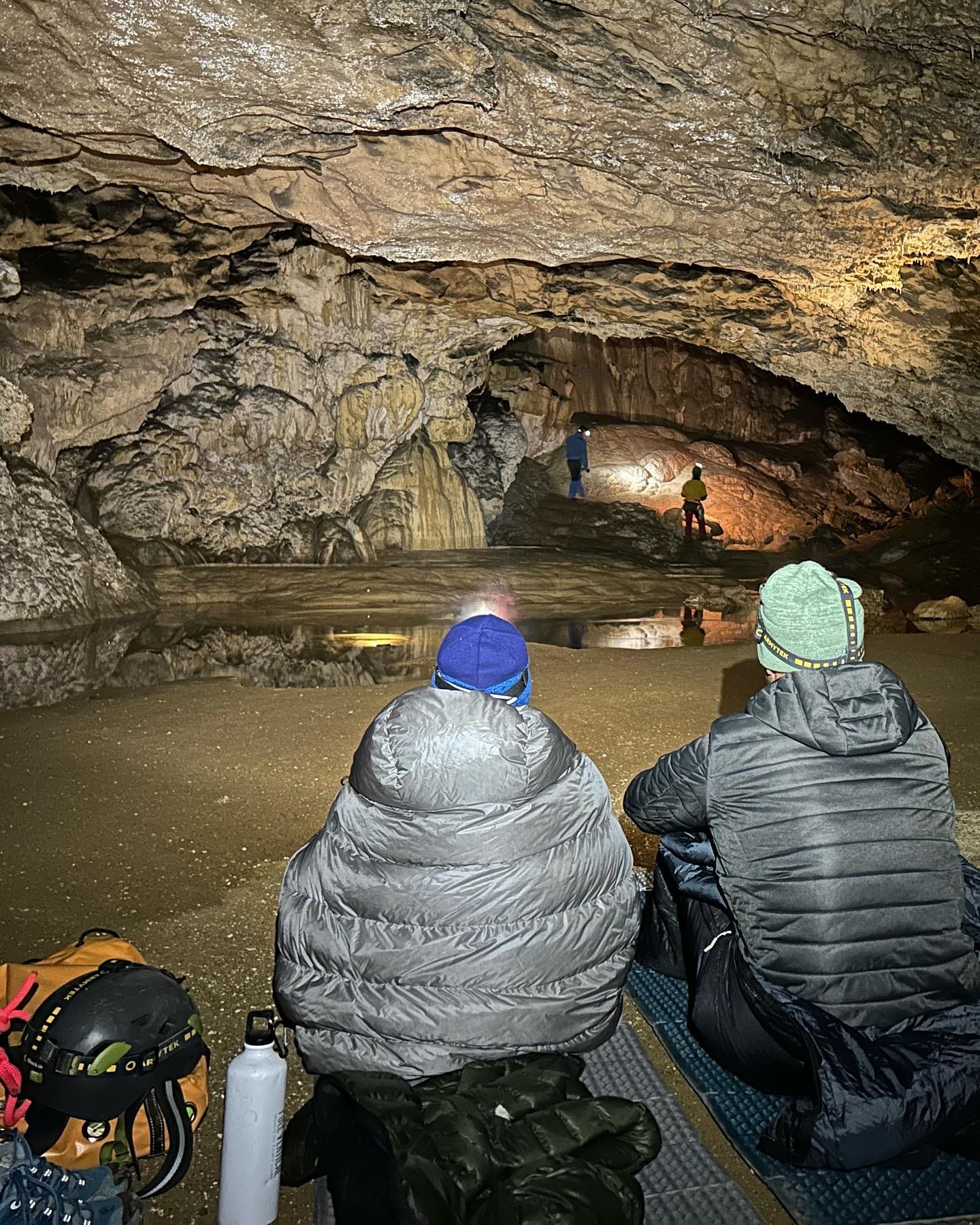 couple en traind e faire un bivouac souterrain dans la grotte