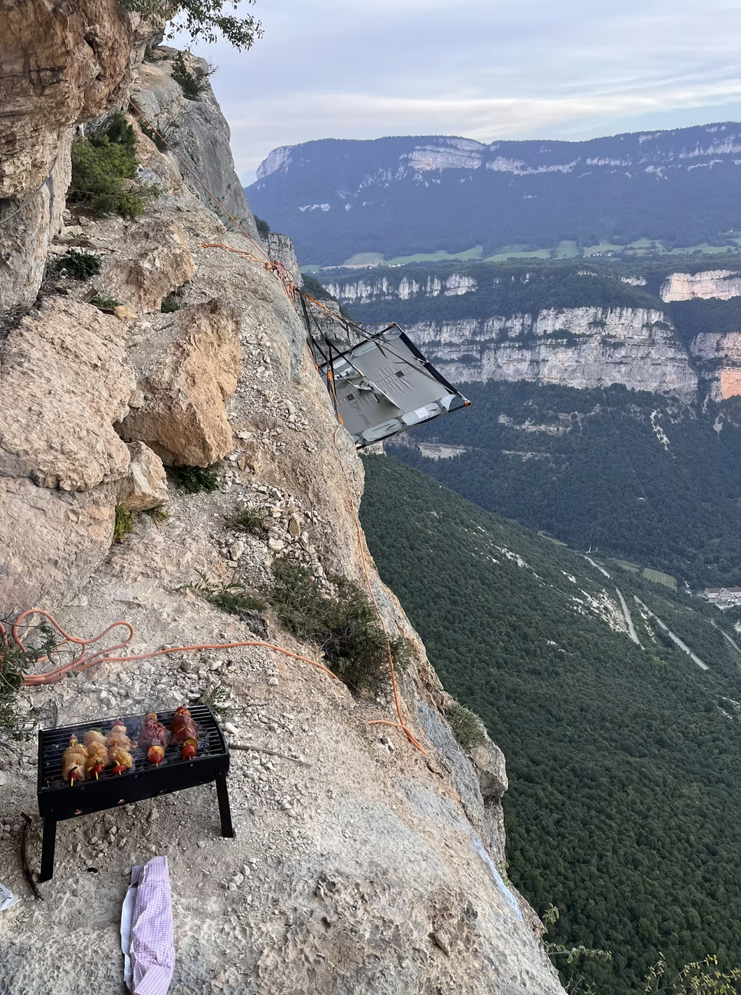 repas en portaledge dans le vide sur les falaises de presles dans le vercors