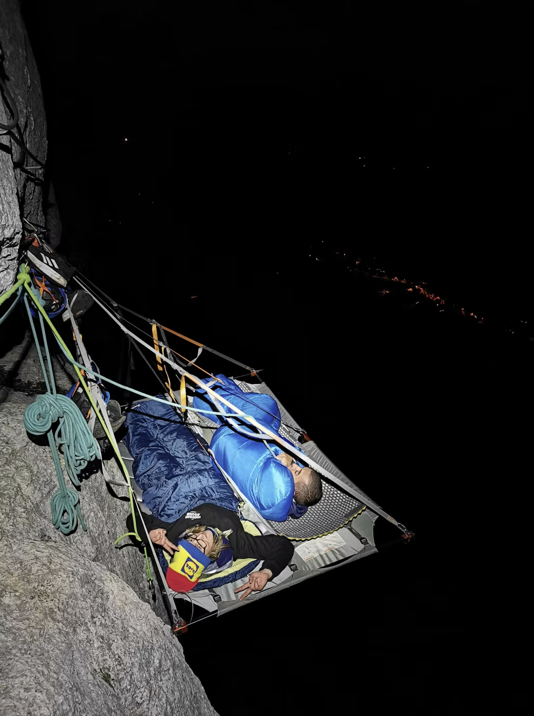 nuit en portaledge dans le vide sur les falaises de presles dans le vercors