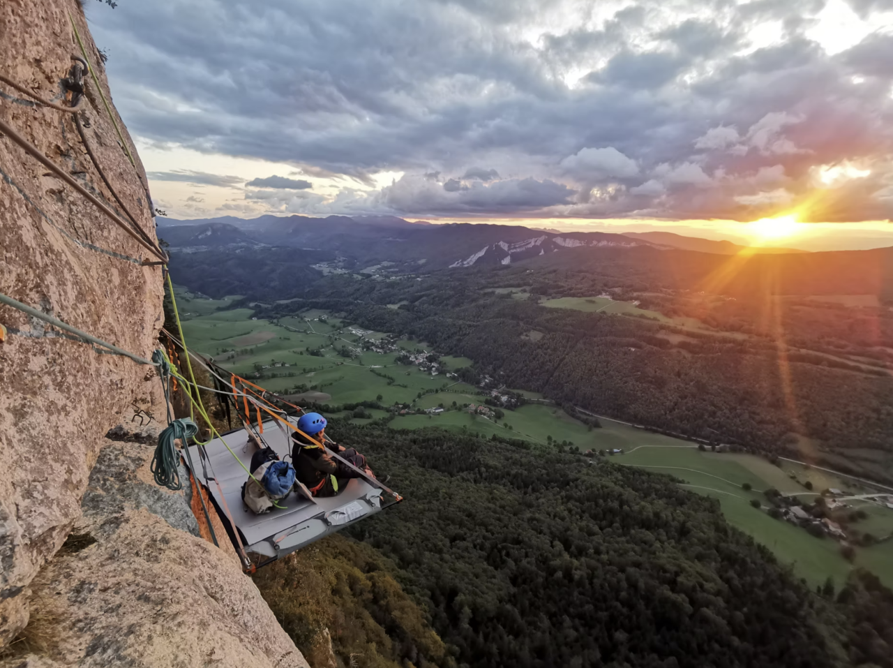 coucher de soleil et nuit en portaledge dans le vide sur les falaises de presles dans le vercors